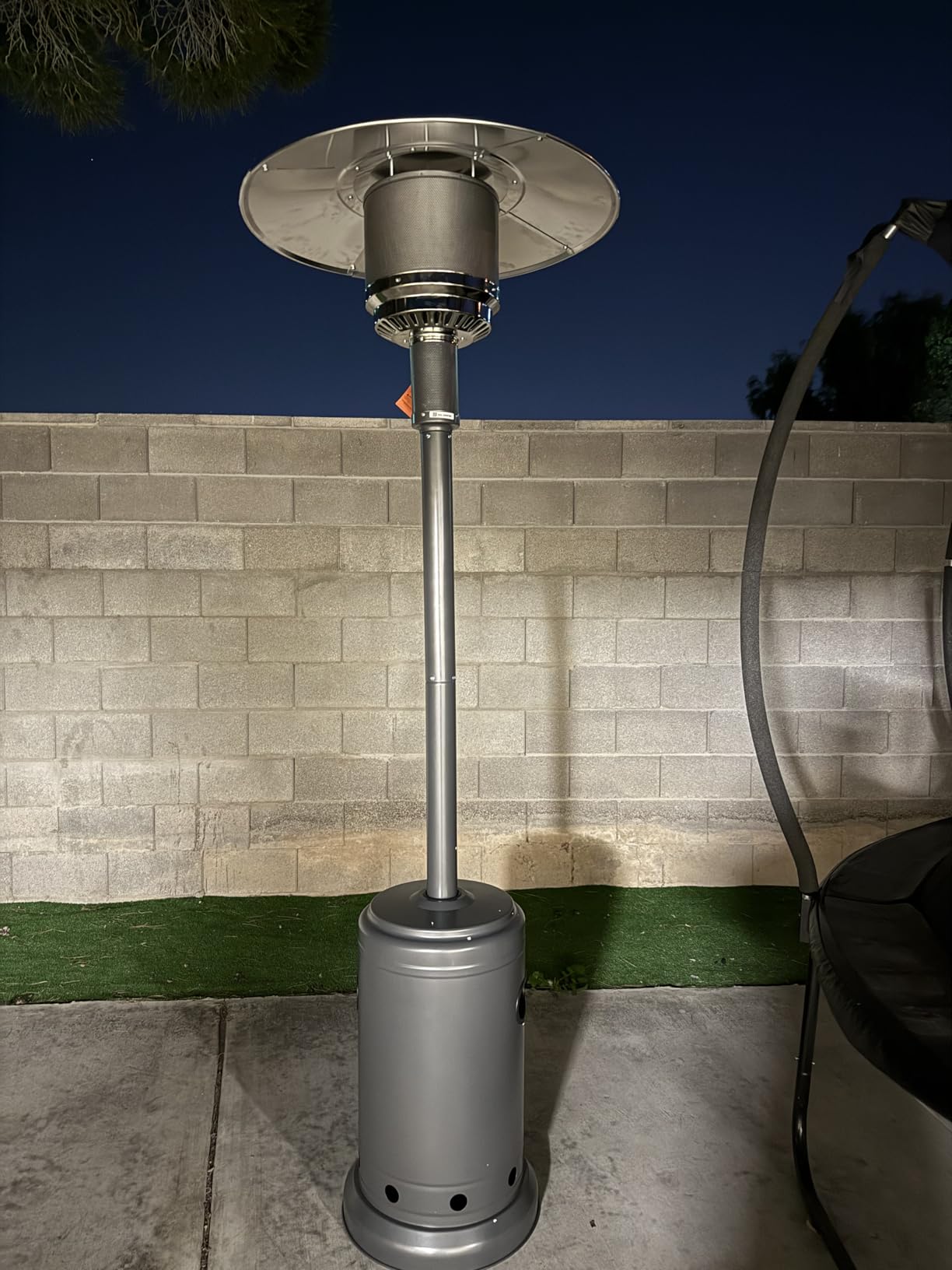 Amazon Basics 46,000 BTU Portable Outdoor Propane Patio Heater with Wheels, Commercial & Residential, Easy to Use, with Water Tank, Havana Bronze, 32.1 x 32.1 x 91.3 inches customer photo 2