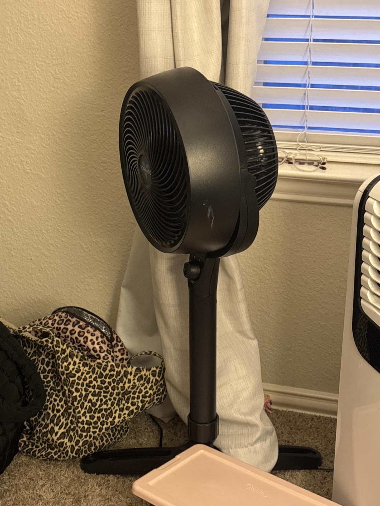 Vornado 683 Medium Pedestal Air Circulator Fan, 3-Speed, 32-38 in Adjustable Height, Whole Room Circulation, Powerful Standing Floor Fan for Bedroom, Home, Office, Black customer photo 2