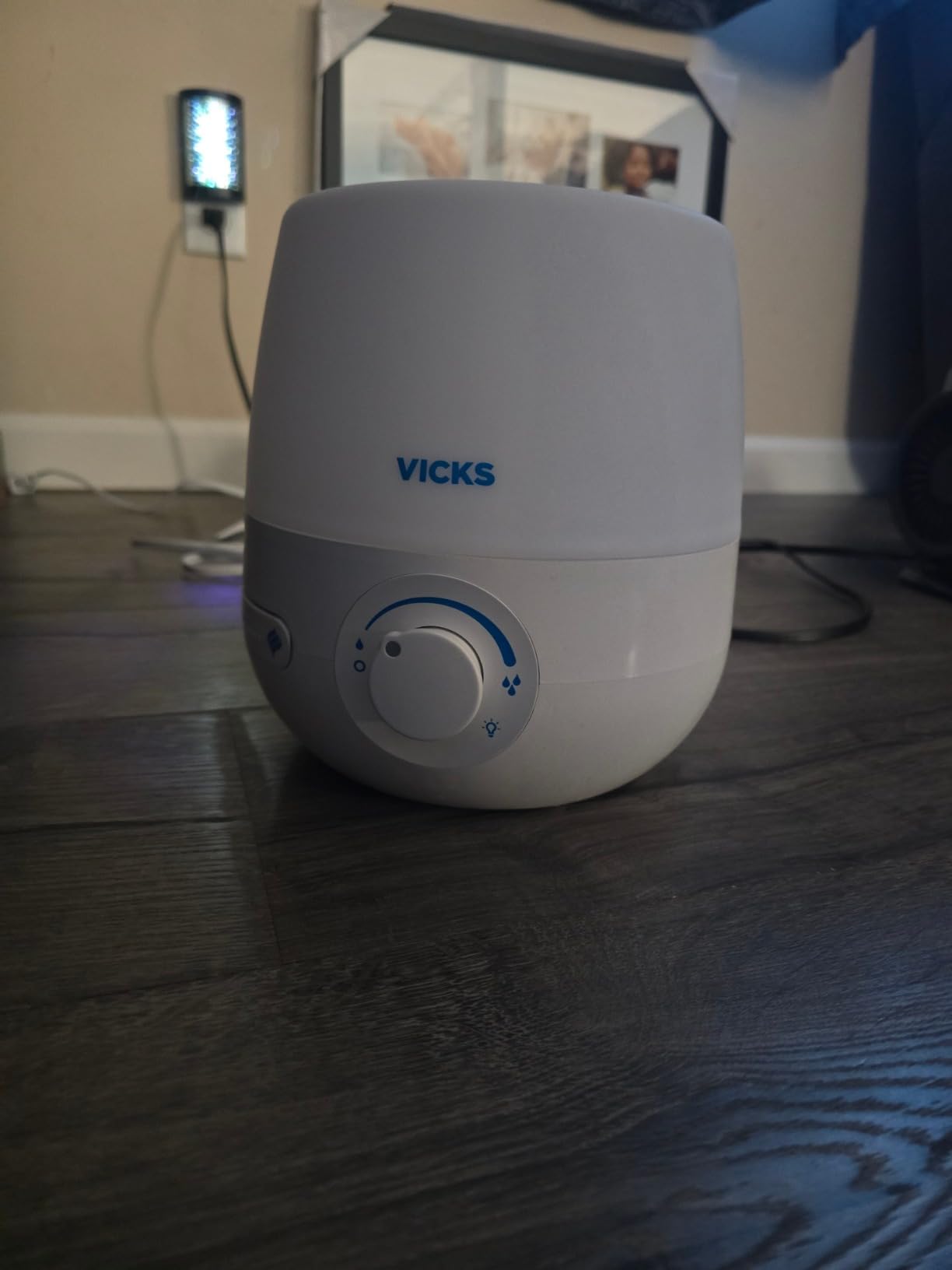 Vicks NaturalCare Cool Mist Ultrasonic Humidifier, Small Room Humidifier for Bedroom, Diffuser with Nighttime Light, Works with Vicks VapoPads, White customer photo 1