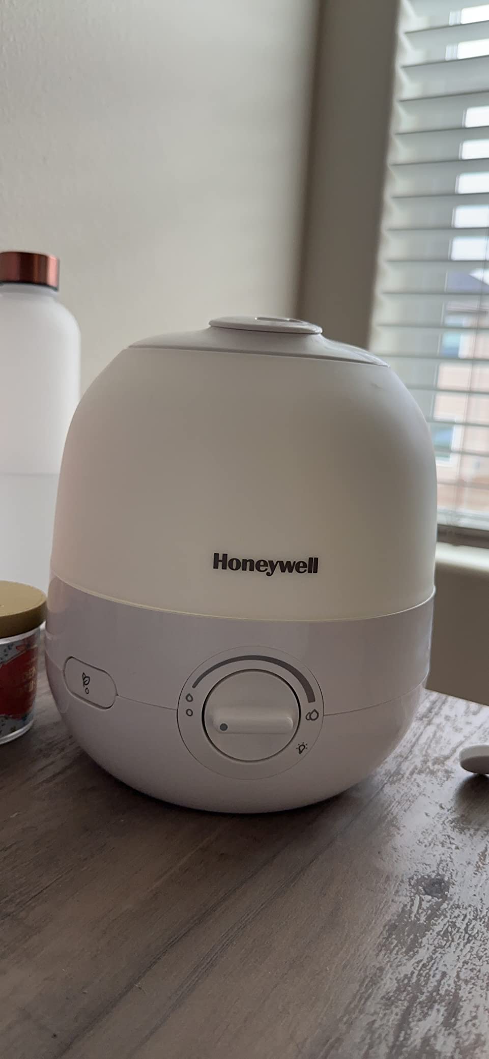 Ultra Glow Light Changing Humidifier and Diffuser - Cool Mist Humidifier for Bedroom or Office with Essential Oil Diffuser customer photo 1