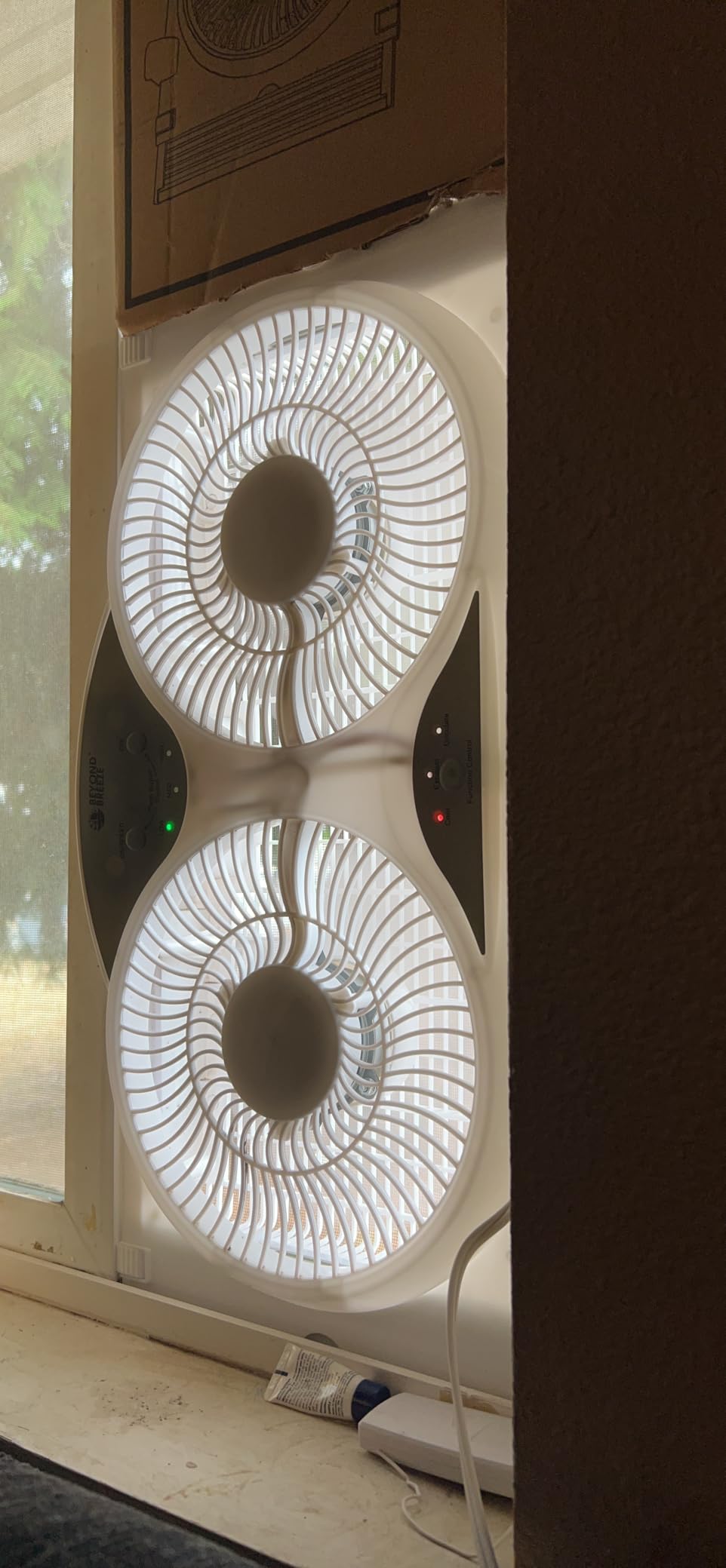 BEYOND BREEZE Window Fan Reversible Airflow, 9