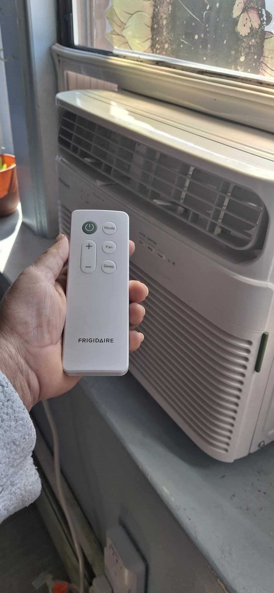 Frigidaire 10,000 BTU Smart Window Air Conditioner with Wi-Fi, Cools Up to 450 Sq. Ft., Remote Control, Quiet Operation, Eco Mode, 3 Fan Speeds, White customer photo 2