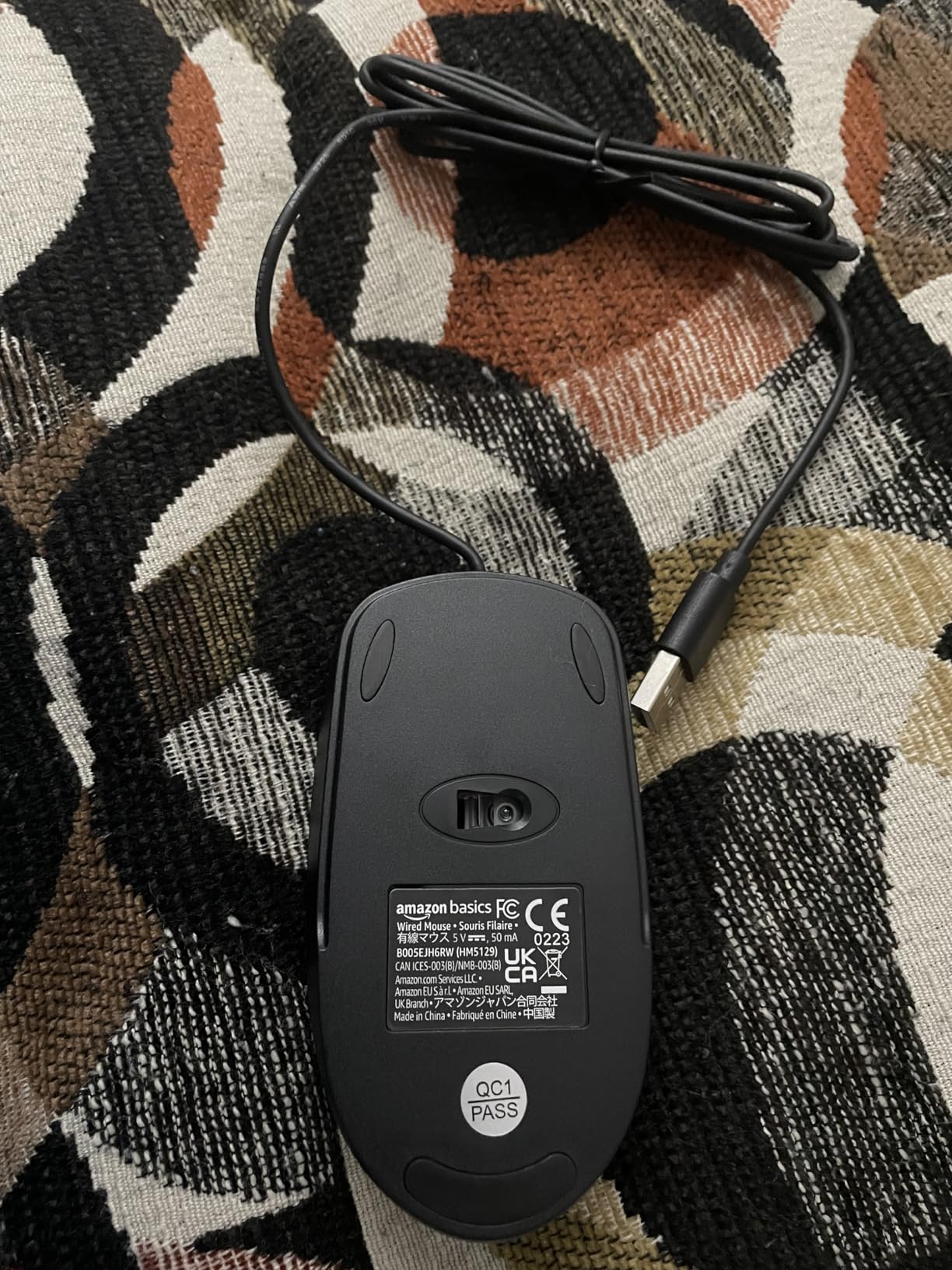 Amazon Basics 3-Button USB Wired Mouse with Responsive Tracking, Plug & Play, Compatible with Windows and Mac, Black customer photo 2