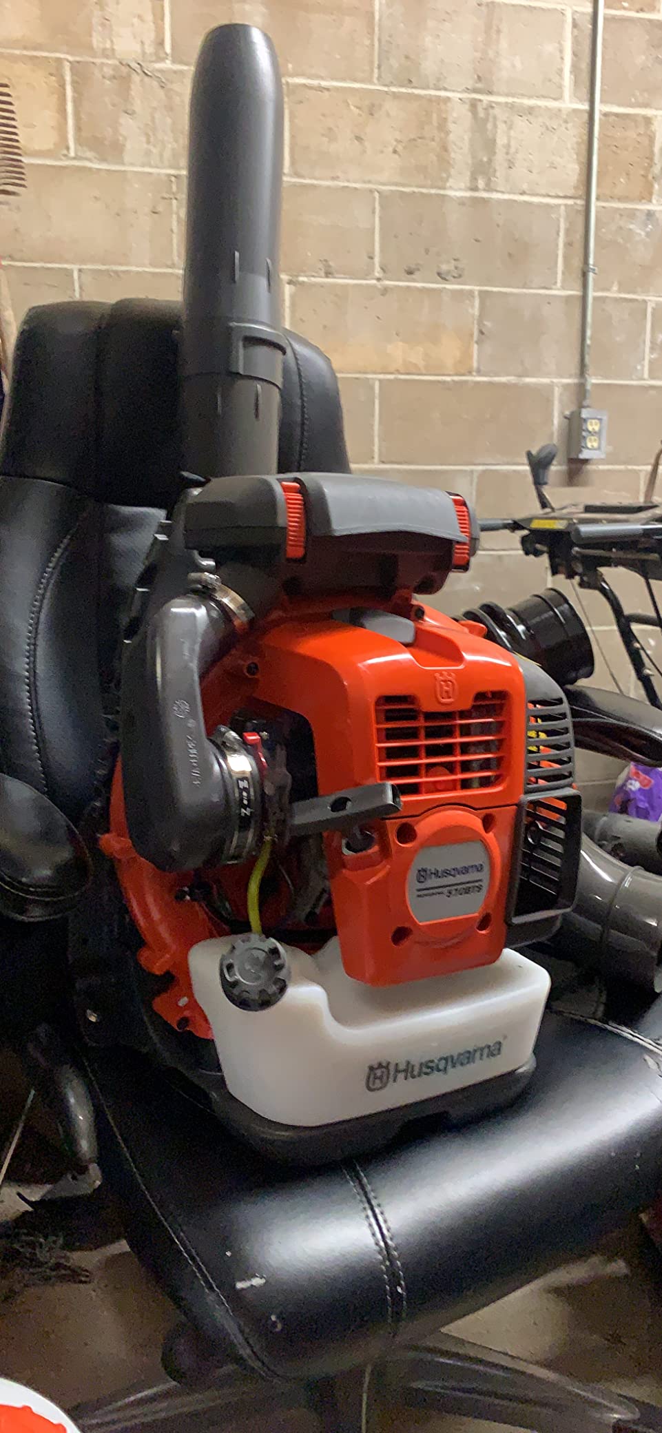 Husqvarna 570BTS Gas Backpack Leaf Blower, 66-cc 4-HP 2-Cycle, 972 CFM / 236 MPH customer photo 2