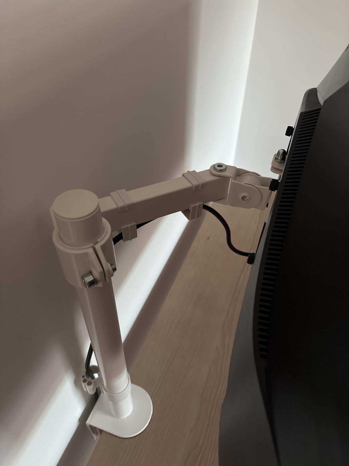 VIVO Single 13 to 38 inch Ultrawide Monitor Arm Desk Mount, Regular Screens up to 32 inches, 22 lbs capacity, Fully Adjustable Stand with C-Clamp and Grommet Base, Black, STAND-V001 customer photo 2