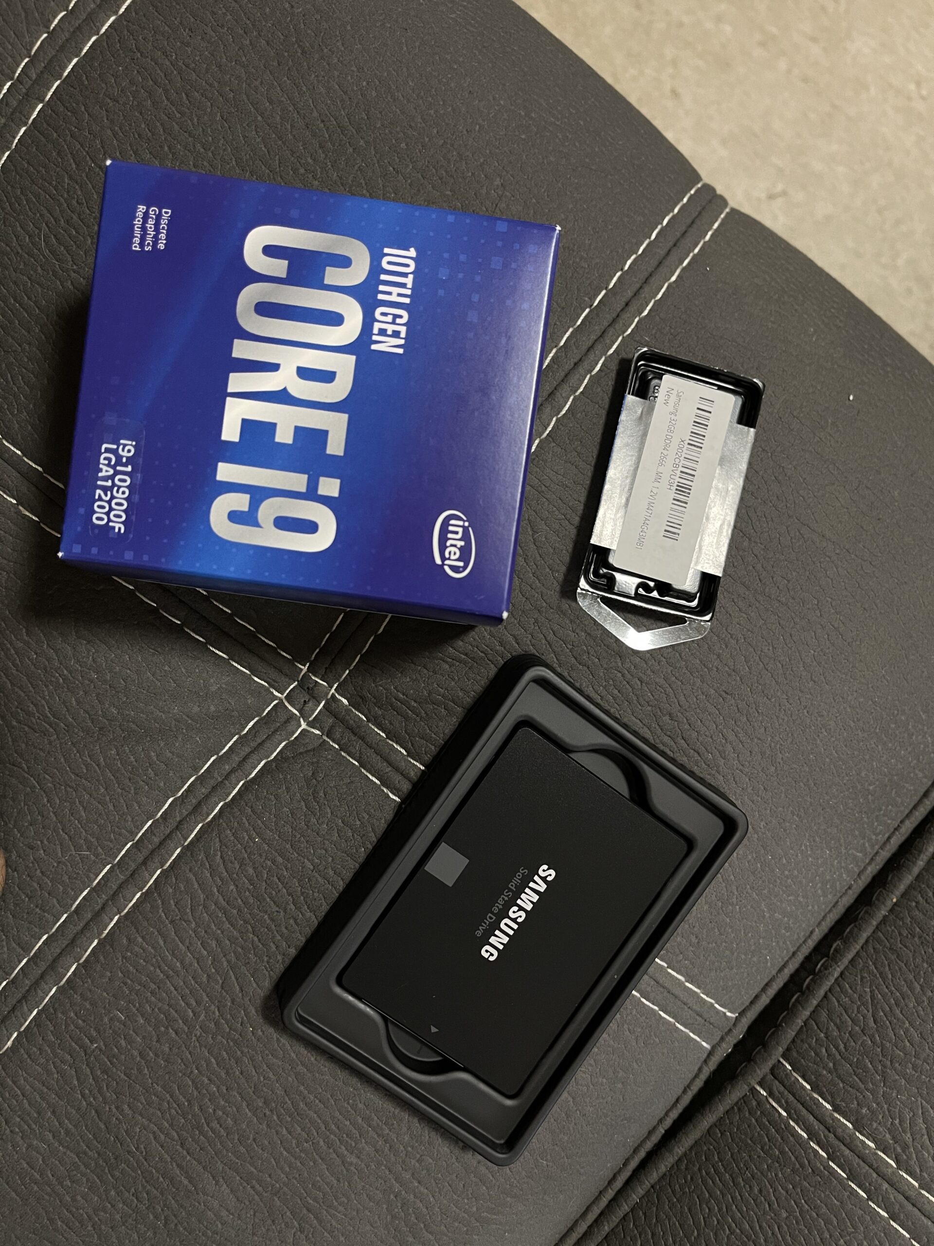 Core i9-10900F Desktop Processor 10 Cores up to 5.2 GHz Without Processor Graphics LGA 1200 (Intel 400 Series chipset) 65W customer photo 1