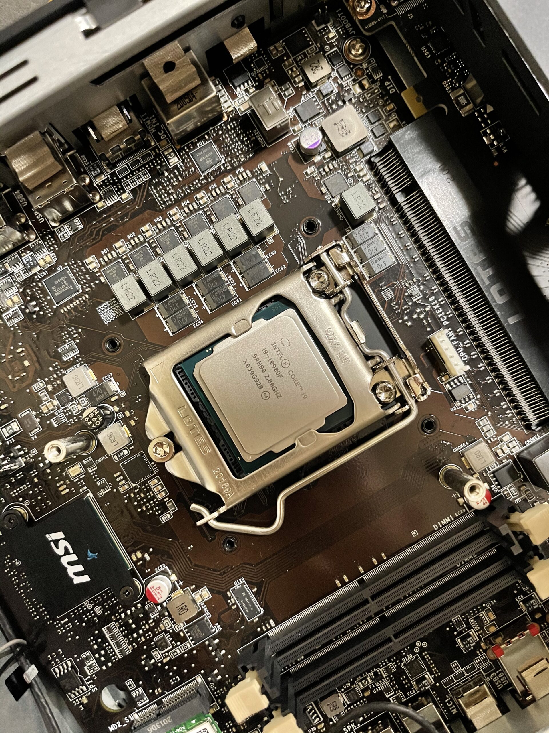 Core i9-10900F Desktop Processor 10 Cores up to 5.2 GHz Without Processor Graphics LGA 1200 (Intel 400 Series chipset) 65W customer photo 2