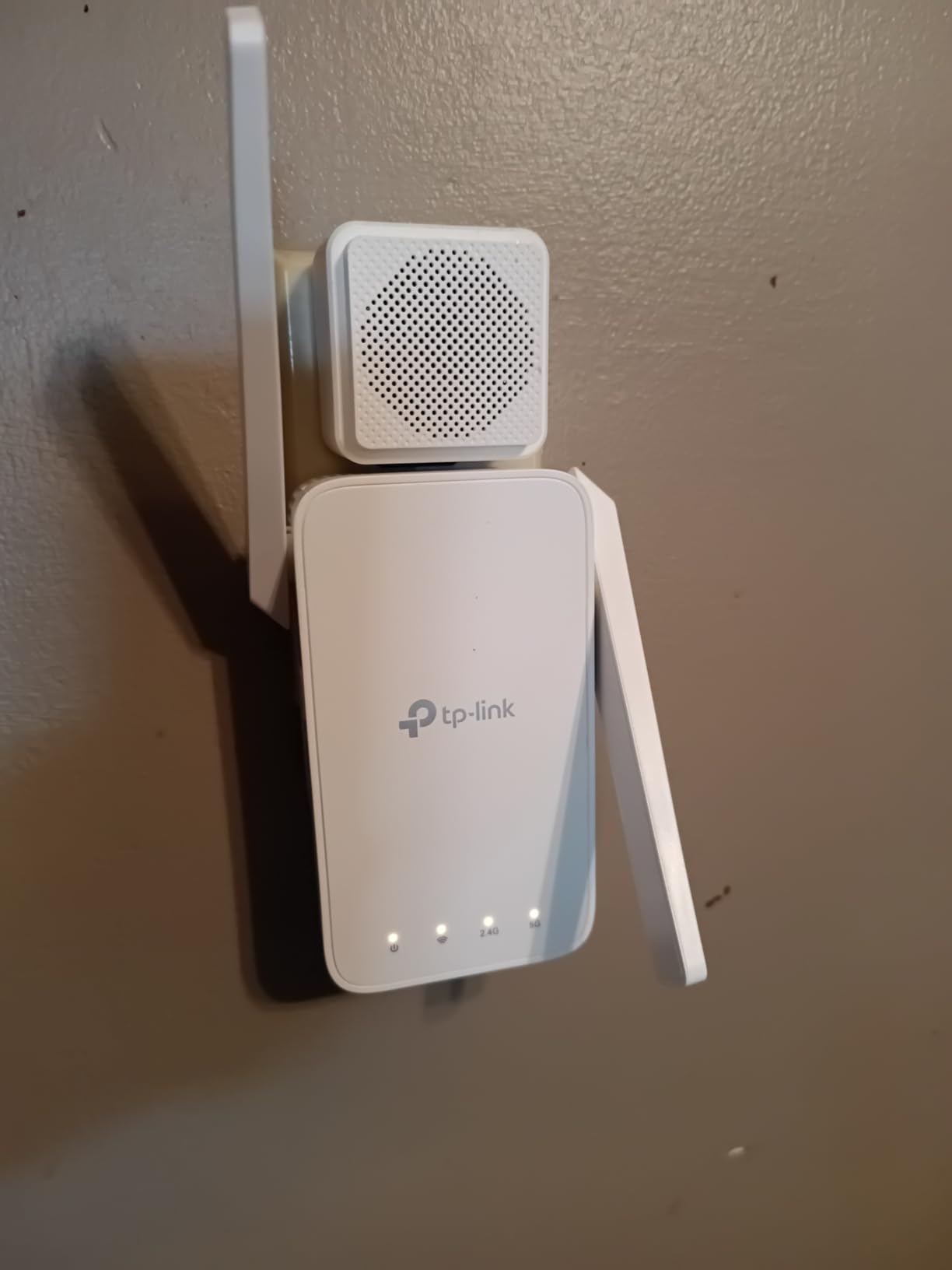 TP-Link AC1200 WiFi Extender (RE315) - 1.2Gbps Home Signal Booster, Dual Band 5GHz/2.4GHz, Up to 1600 Sq.ft and 32 Devices, EasyMesh Compatible, One Ethernet Port customer photo 1