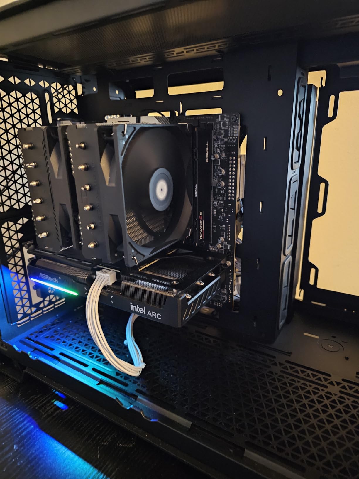 Core i5-12600KF Desktop Processor 10 (6P+4E) Cores up to 4.9 GHz Unlocked LGA1700 600 Series Chipset 125W customer photo 1