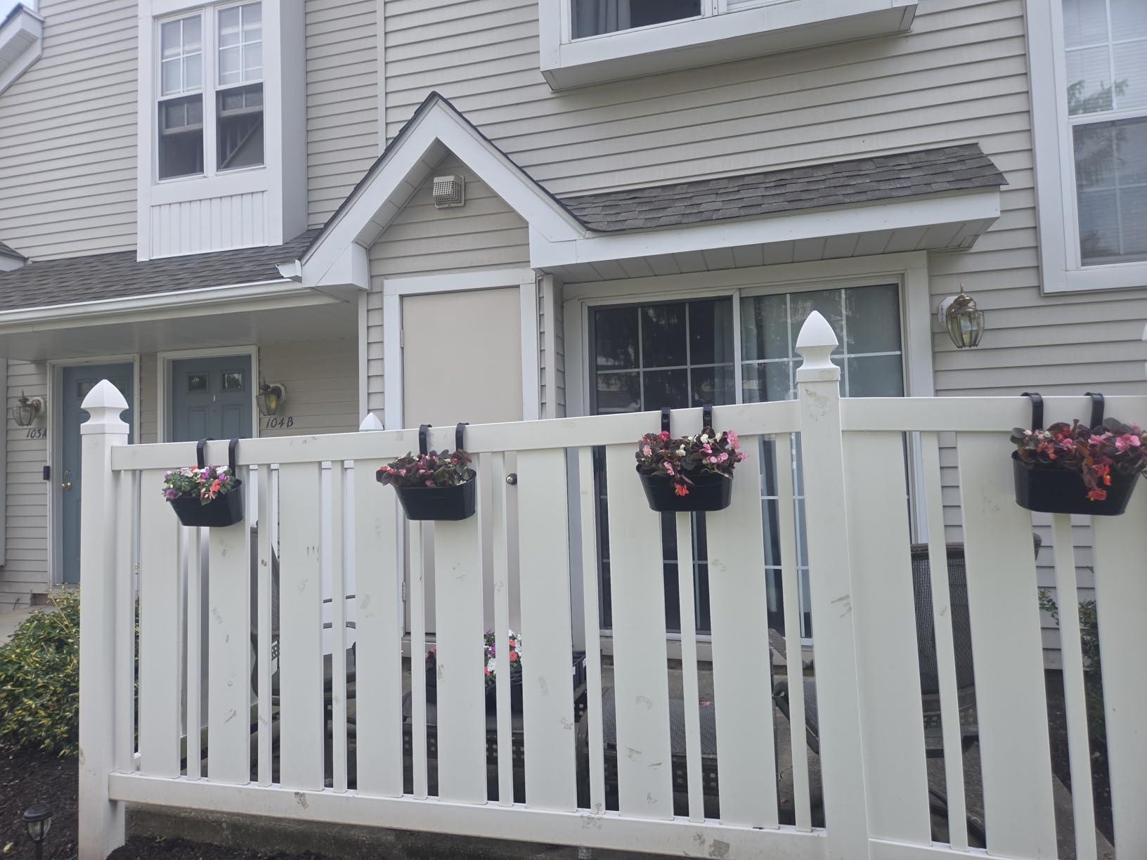 OGIMA 4pcs Hanging Flower Pots, Metal Iron Wall Planter Indoor/Outdoor for Railing Fence Balcony Garden Home Decoration with Detachable Hooks customer photo 2