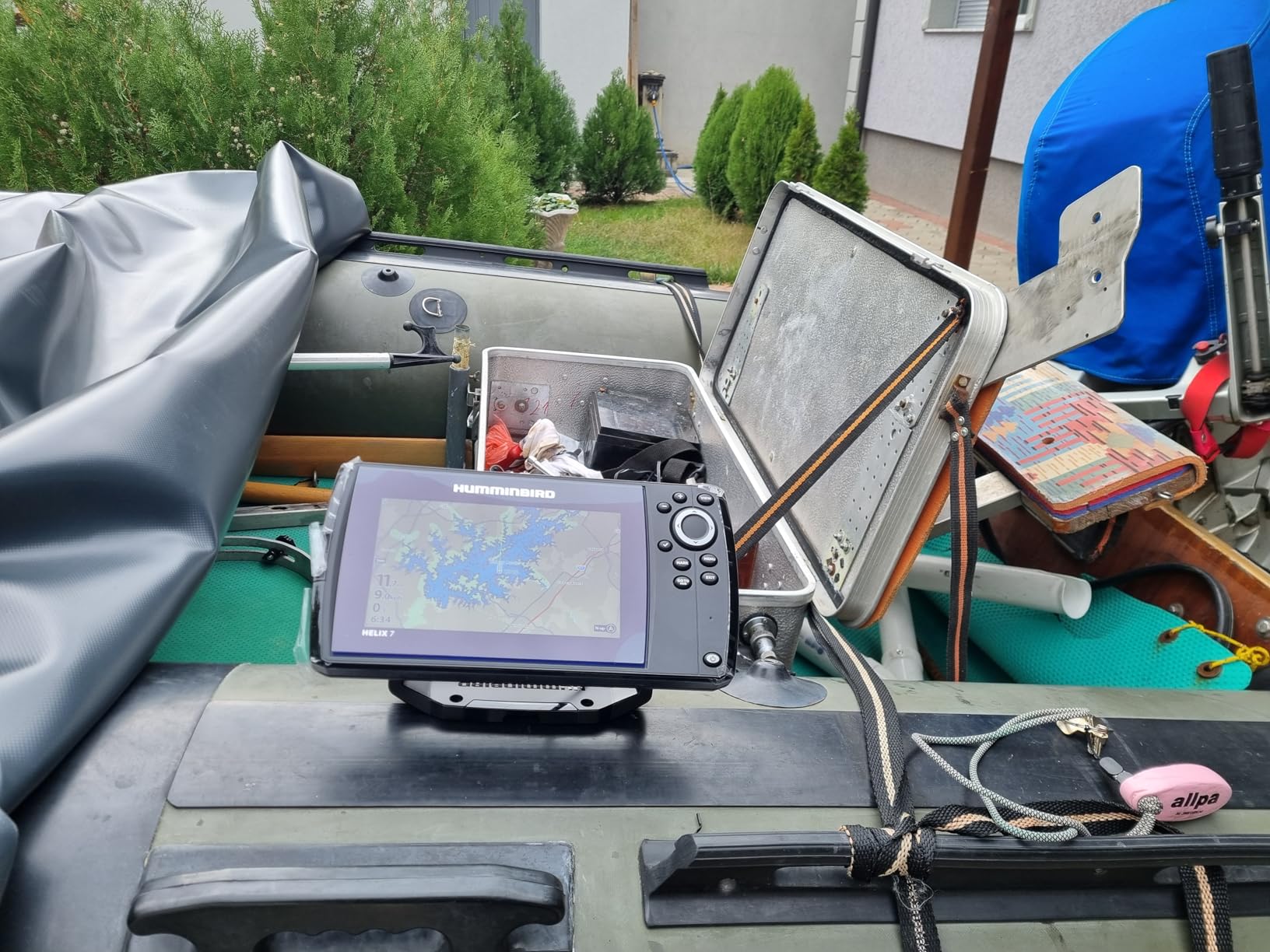Helix 7 G4 GPS Fish Finder with Transducer, MEGA Side Imaging customer photo 2