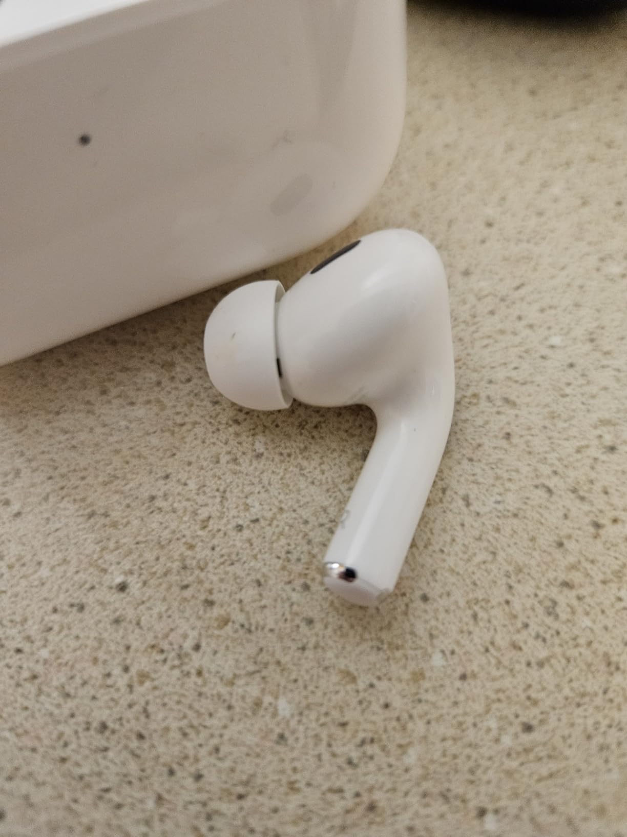 AirPods Pro (2nd Generation) Wireless Ear Buds with USB-C Charging, Up to 2X More Active Noise Cancelling Bluetooth Headphones, Transparency Mode, Adaptive, Personalized Spatial Audio, White customer photo 1