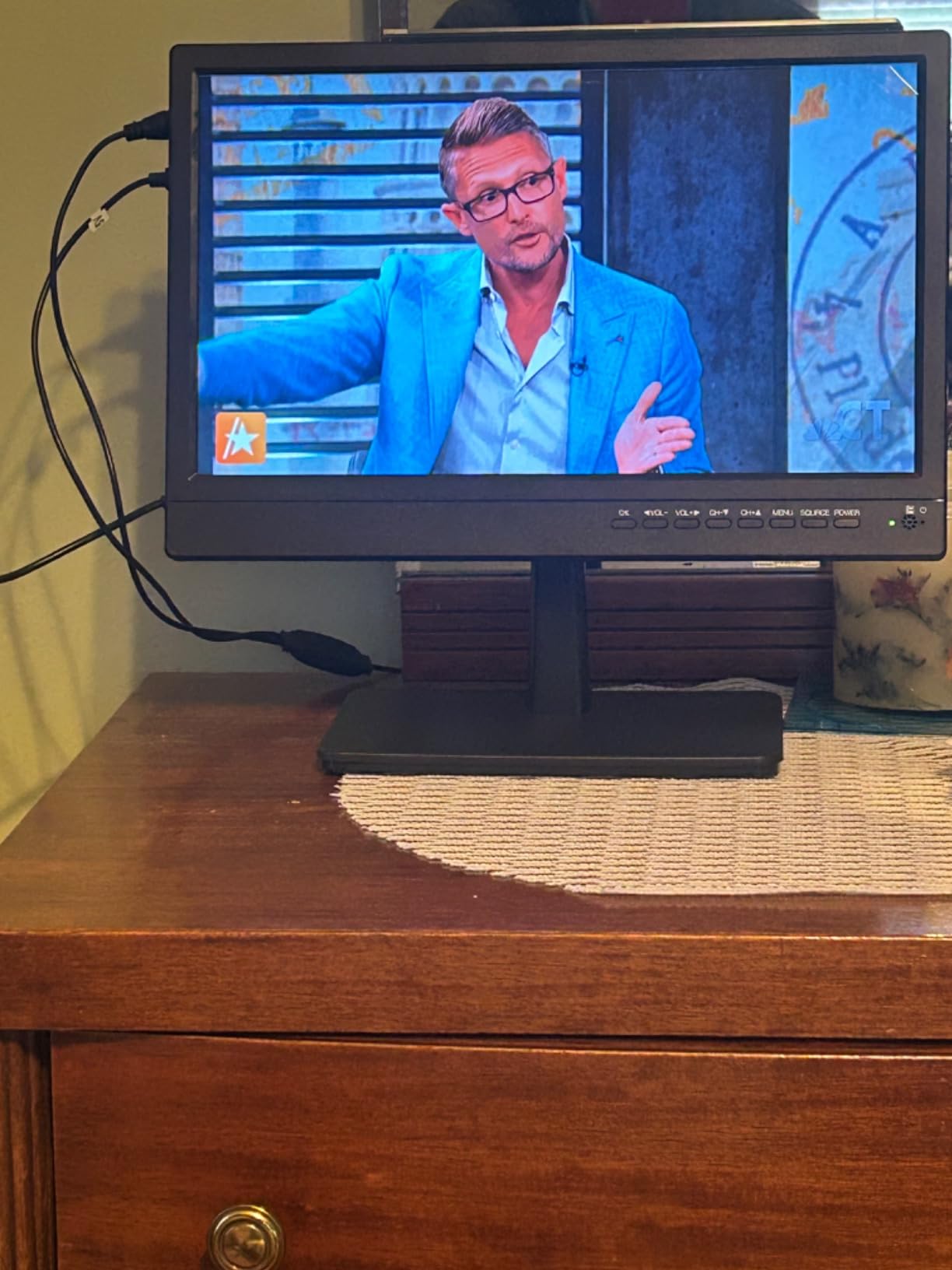 Feihe 14 Inch Small TV - HD LCD Flat Screen Kitchen TV with Digital Tuner, HDMI/USB/VGA, Built-in Stand and Remote Control, Suitable for RV, Camping, and Offices(No Smart TV) customer photo 2