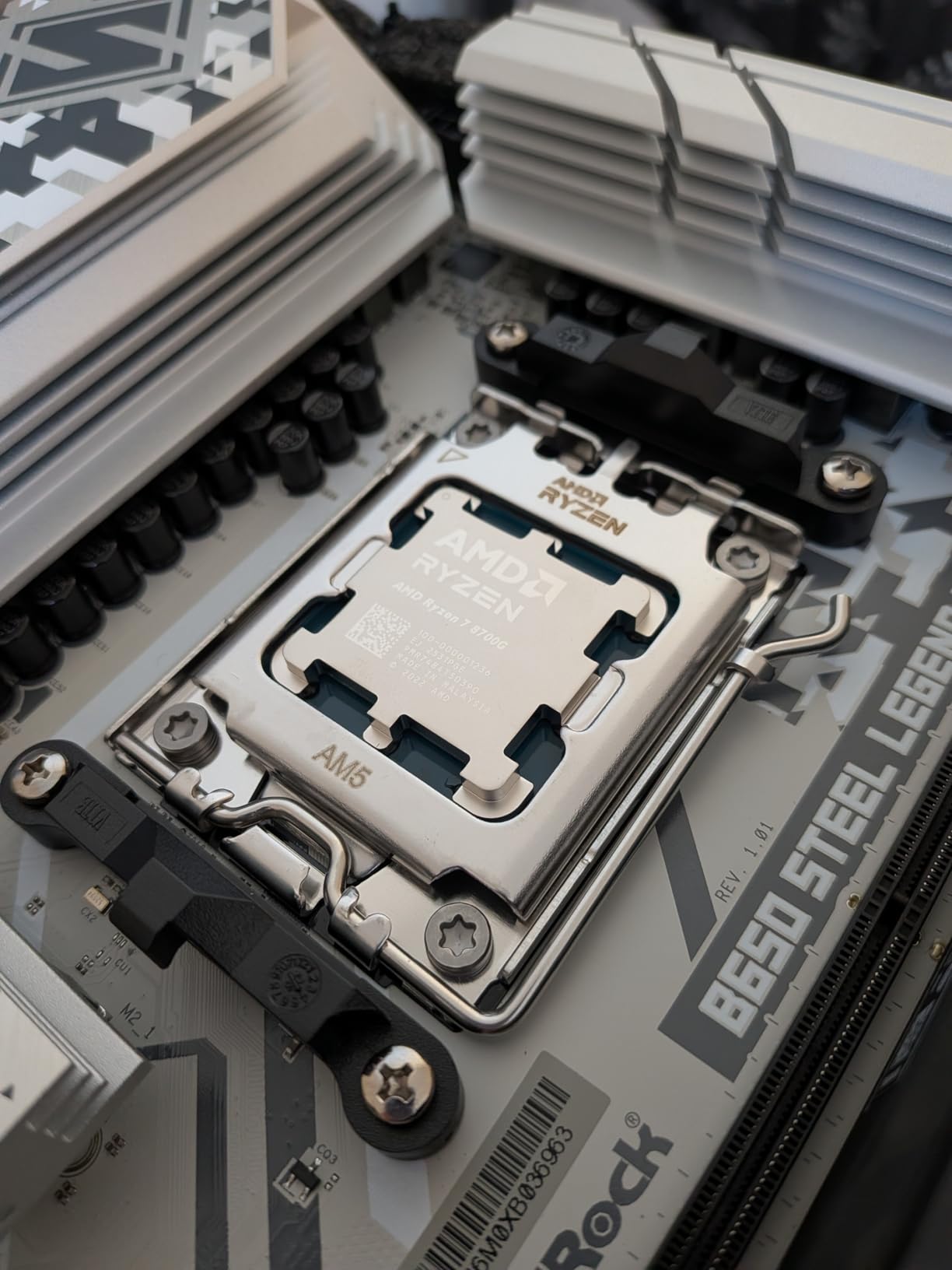 AMD Ryzen 7 8700G 8-Core, 16-Thread Desktop Processor with Radeon Graphics customer photo 1