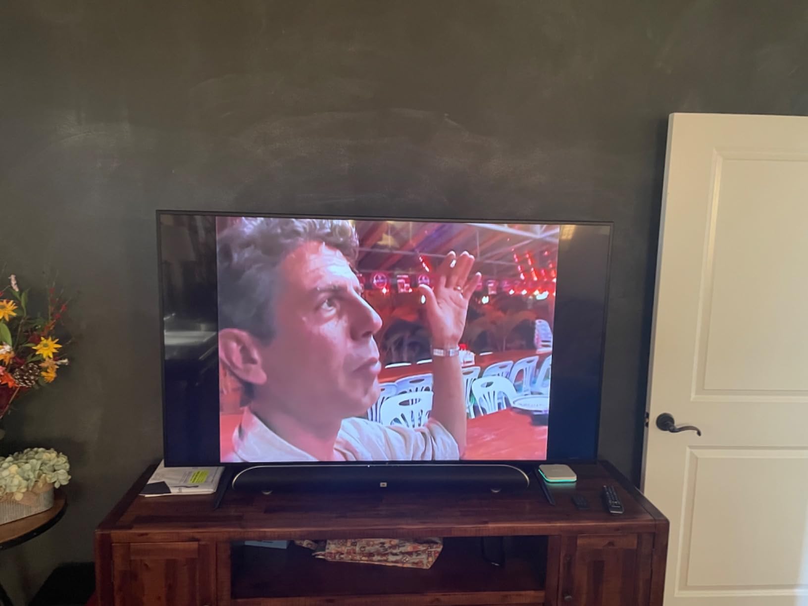 55-Inch Class U6 Series Mini-LED ULED 4K UHD Google Smart TV (55U6N) - QLED, Motion Rate 240, HDR 10+, Full Array Local Dimming, Game Mode Plus, Alexa Compatibility customer photo 1