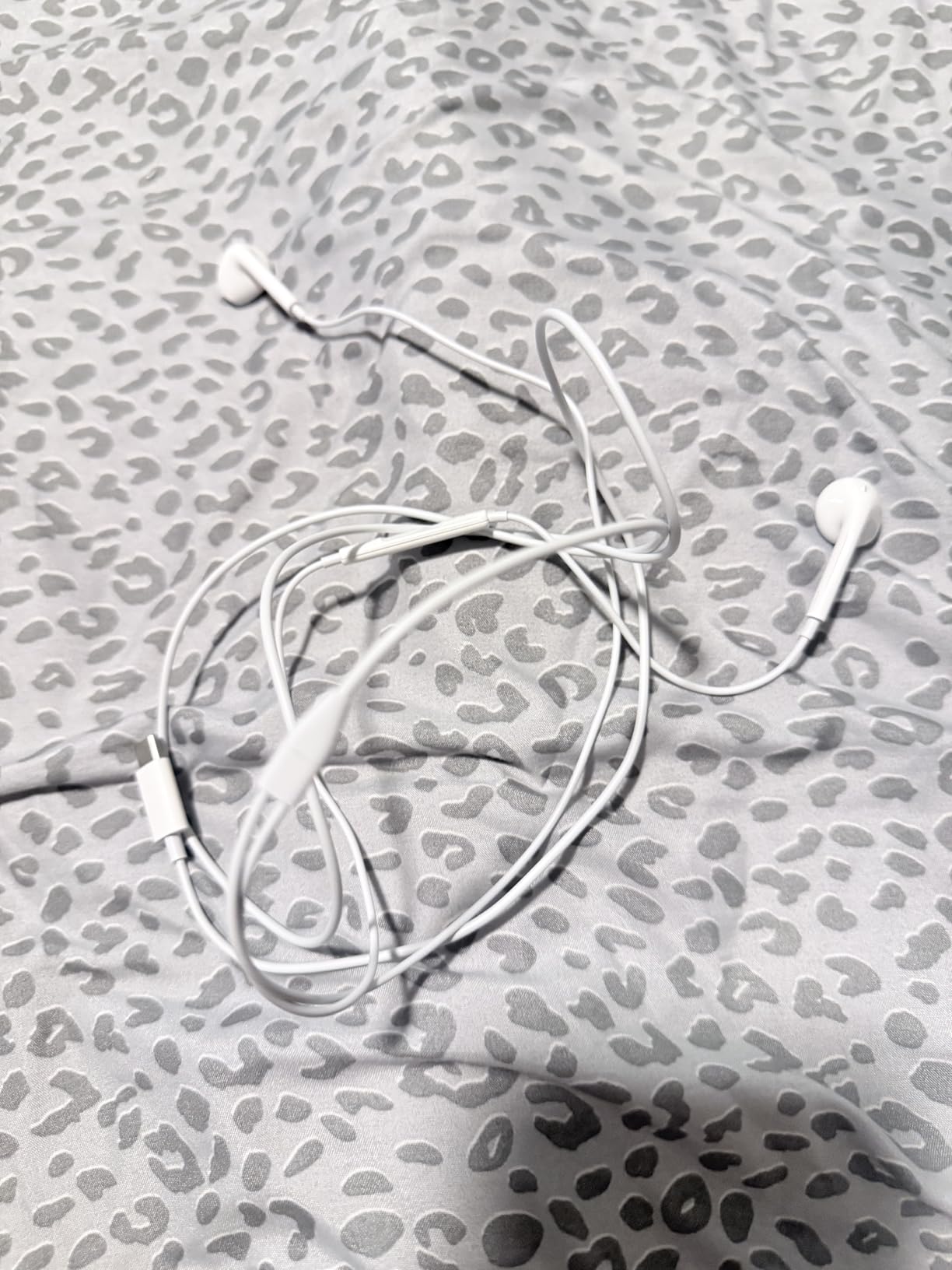 Apple EarPods Headphones with USB-C Plug, Wired Ear Buds with Built-in Remote to Control Music, Phone Calls, and Volume customer photo 1