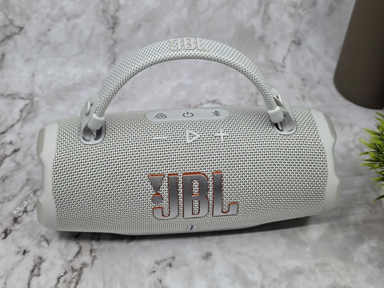 JBL Charge 6 - Portable Waterproof & Drop-Proof Bluetooth Speaker, Bold JBL Pro Sound with AI Sound Boost, 28Hrs of Playtime, Built-in powerbank & Comes with a Sturdy/Removable Carrying Strap customer photo 2