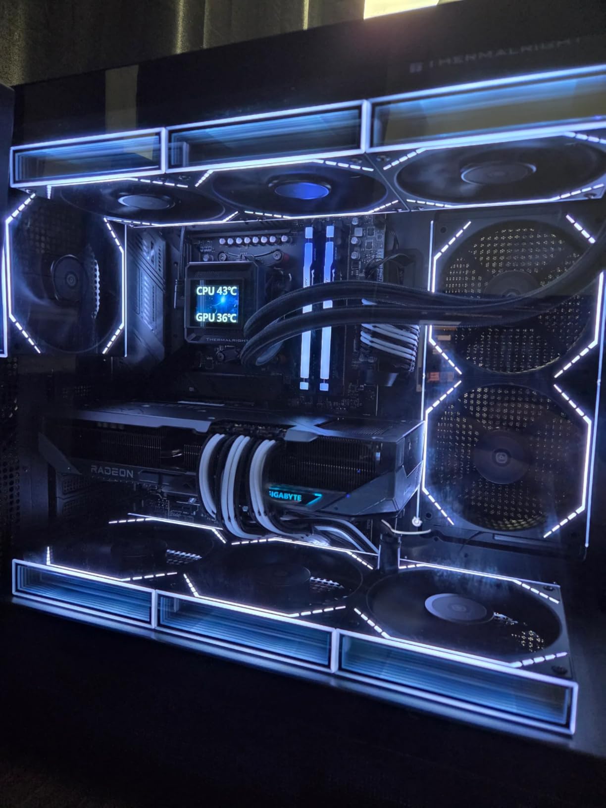 GIGABYTE Radeon RX 9070 XT Gaming OC 16G (RDNA 4) customer photo 2