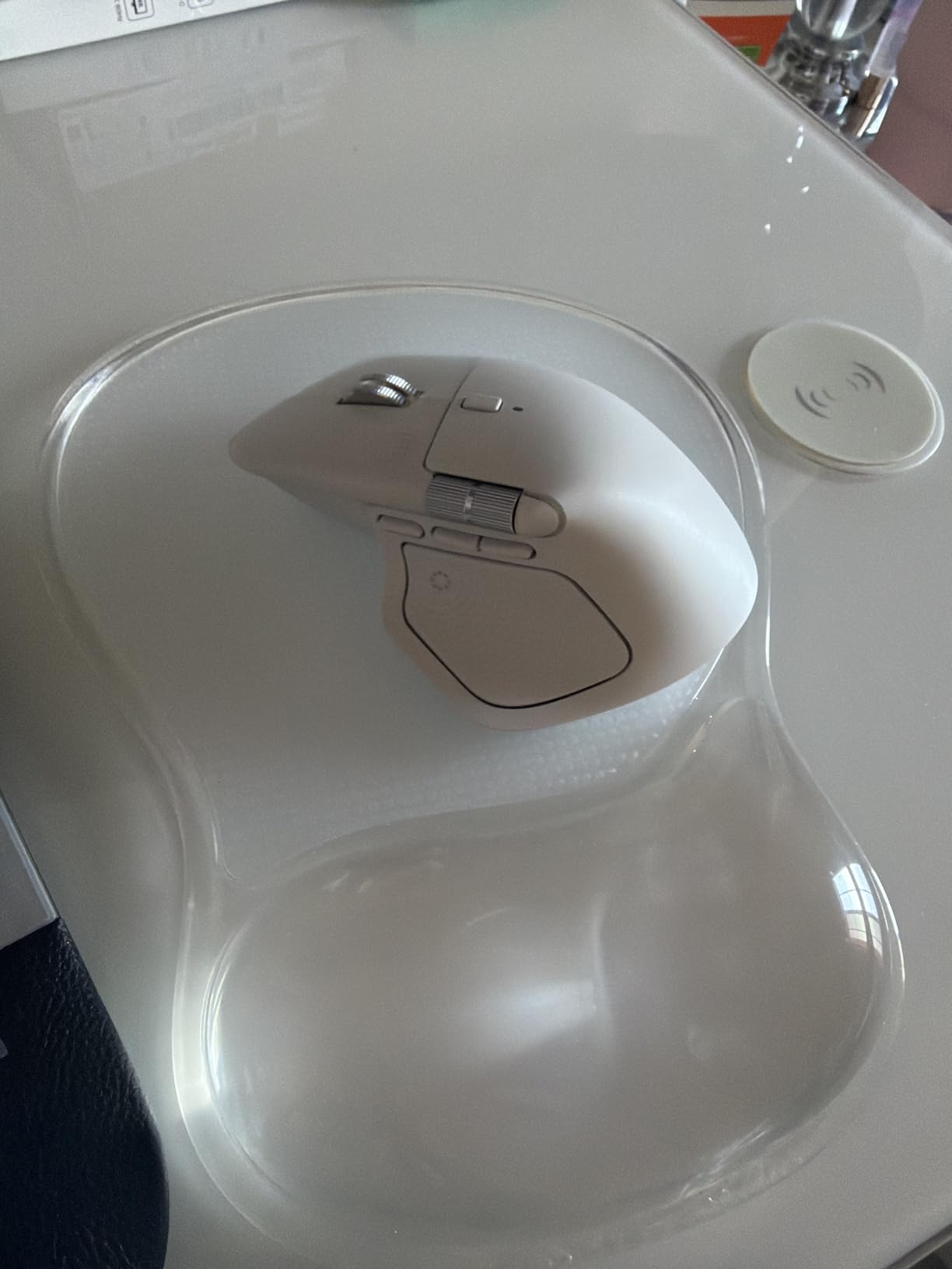 Logitech MX Master 4, Ergonomic Wireless Mouse with Haptic Feedback, USB-C, Bluetooth customer photo 1