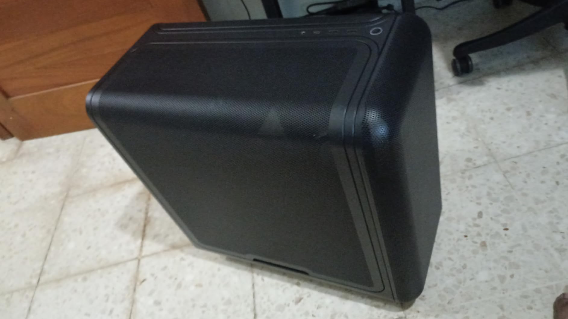 Hyte X50 Air - Modern Performance ATX Mid-Tower Gaming PC Case - Optimized High Airflow Chassis - Curved Micro Mesh Side Panel with Sturdy Stamped Steel Front Panel - Pitch Black customer photo 1