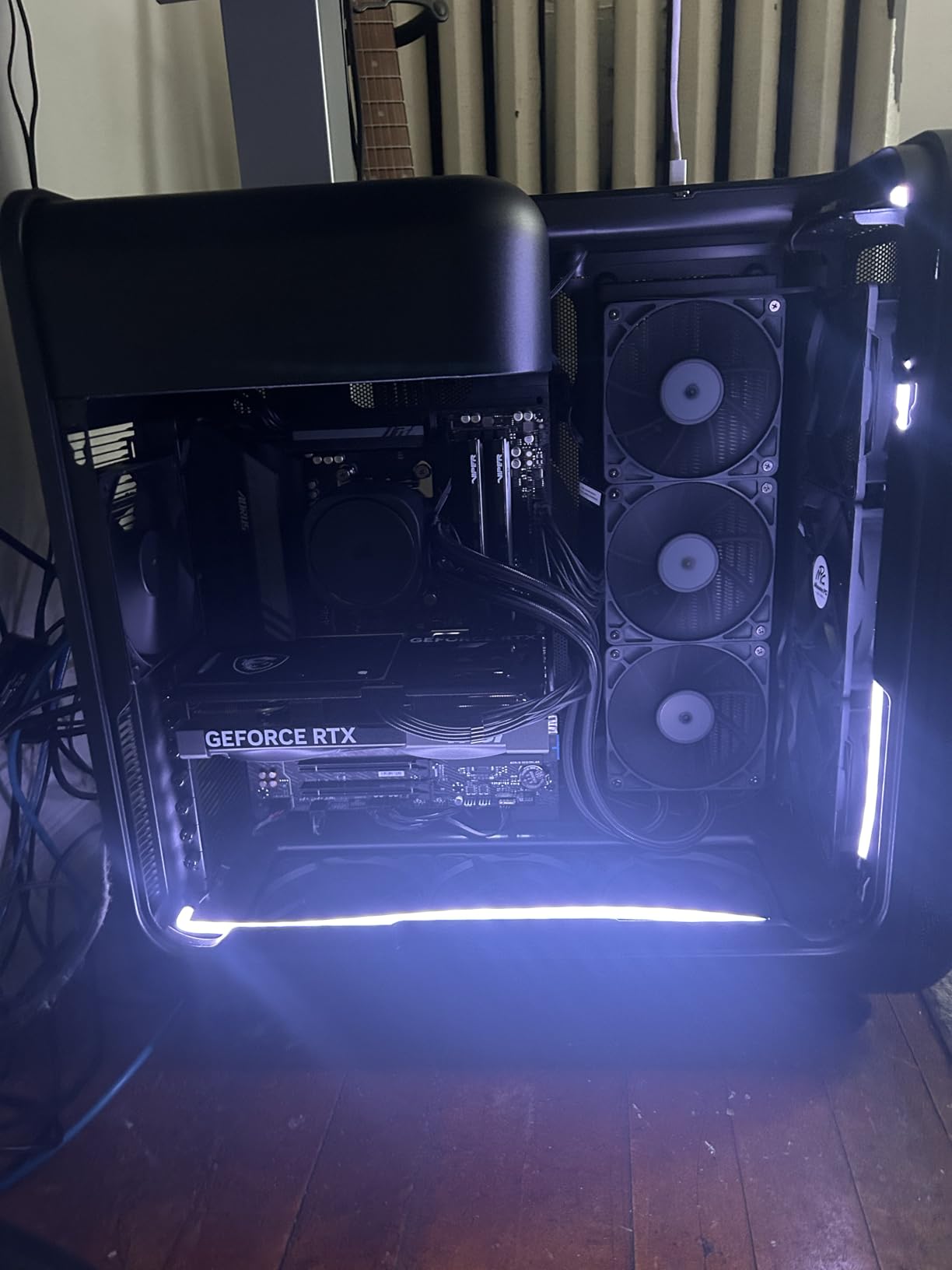 Hyte X50 Air - Modern Performance ATX Mid-Tower Gaming PC Case - Optimized High Airflow Chassis - Curved Micro Mesh Side Panel with Sturdy Stamped Steel Front Panel - Pitch Black customer photo 2