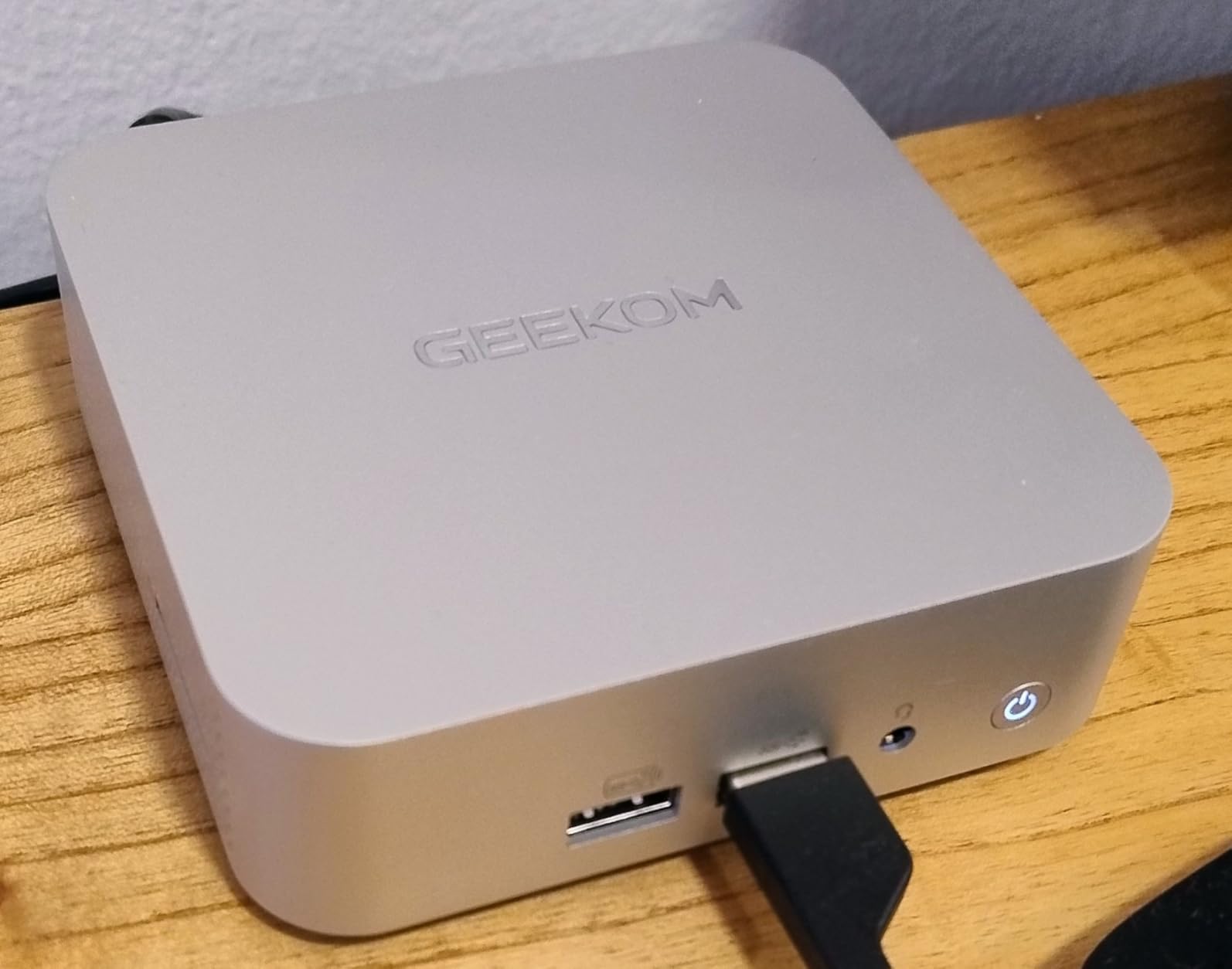 GEEKOM A6 Mini PC Aurora Edition for Home Office & Coding, AMD Ryzen 7 6800H, 1TB PCIe 4.0 NVMe SSD 16GB DDR5 RAM, Radeon 680M Aluminum Windows 11 Pro Desktop Computer, Support USB4/8K UHD/SD Slot customer photo 2