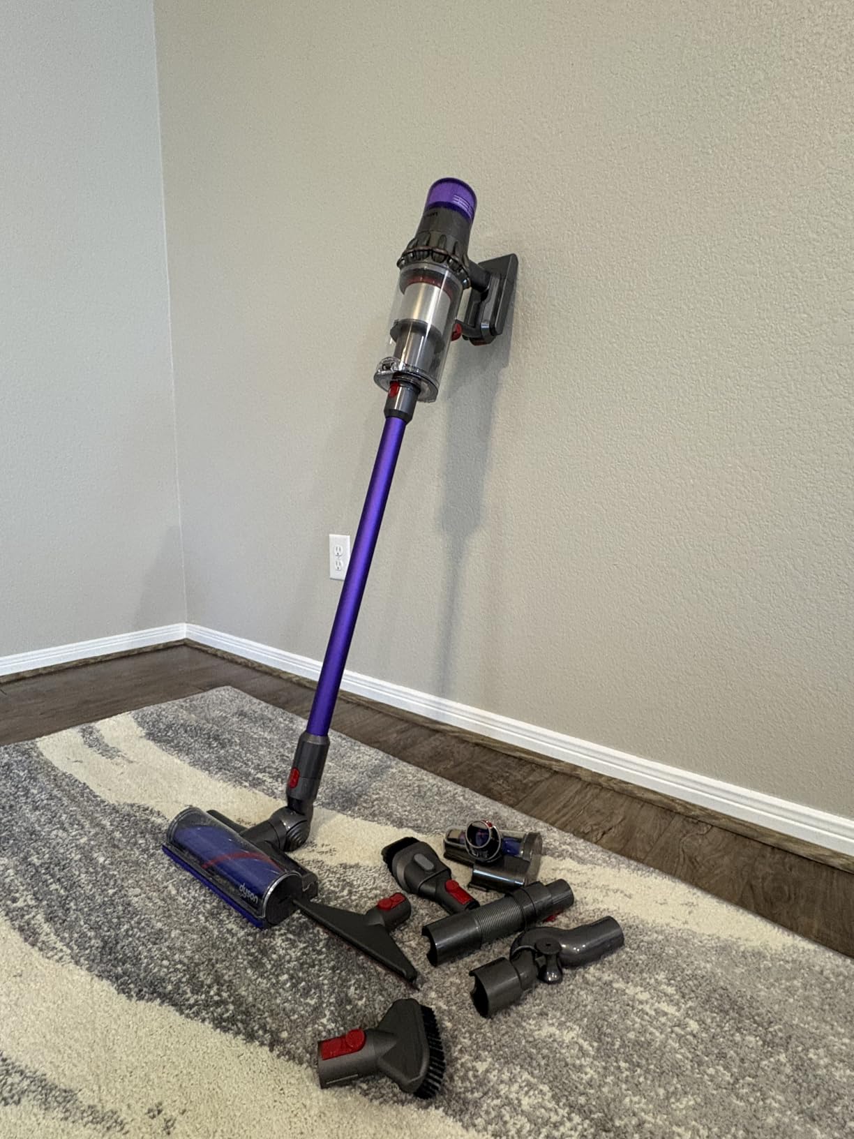 V11 Extra (Nickel/Purple) Cordless Vacuum Cleaner customer photo 1