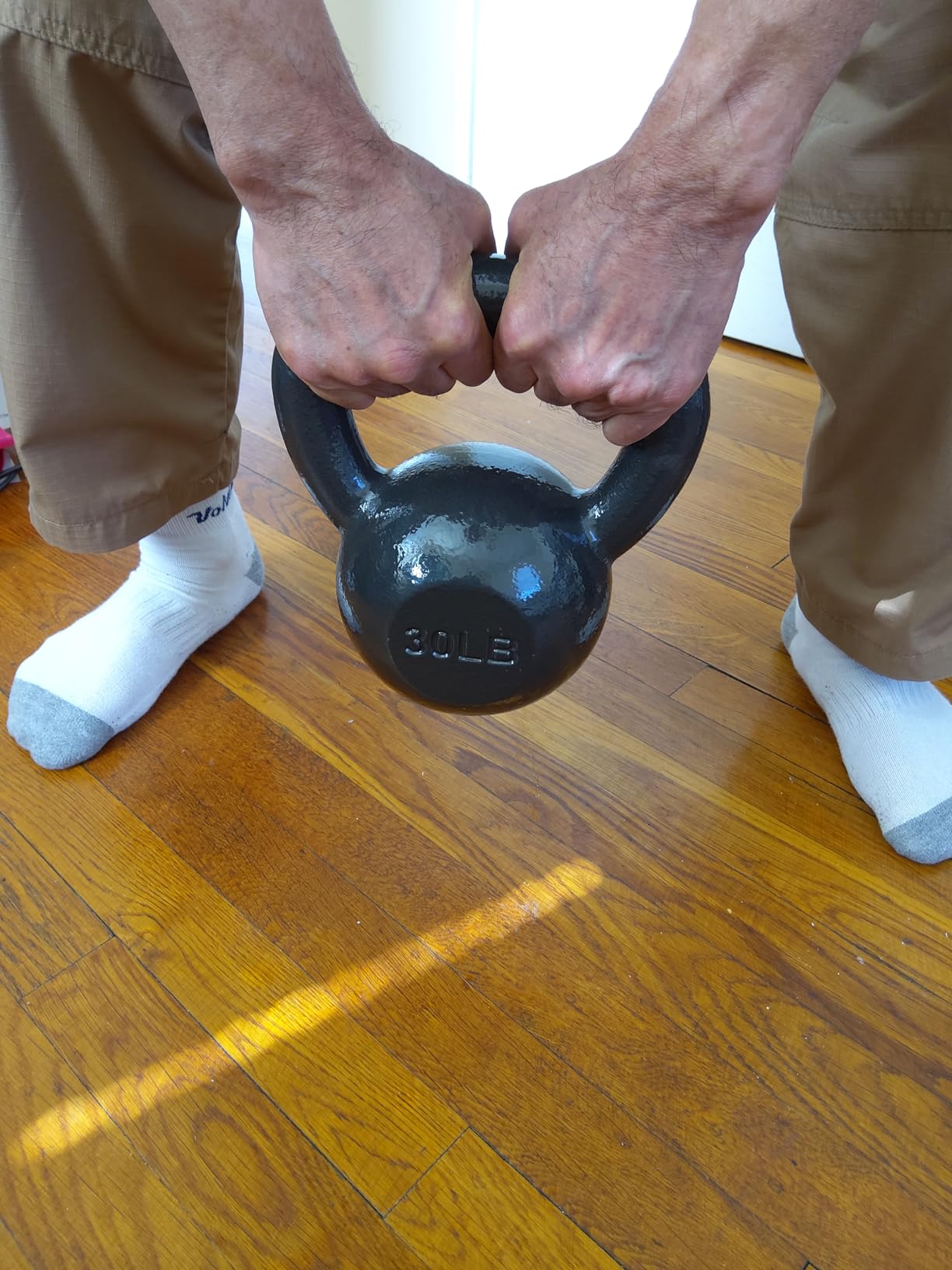 Amazon Basics Cast Iron Kettlebell for Strength Training, Textured Wide Handle, Black customer photo 2