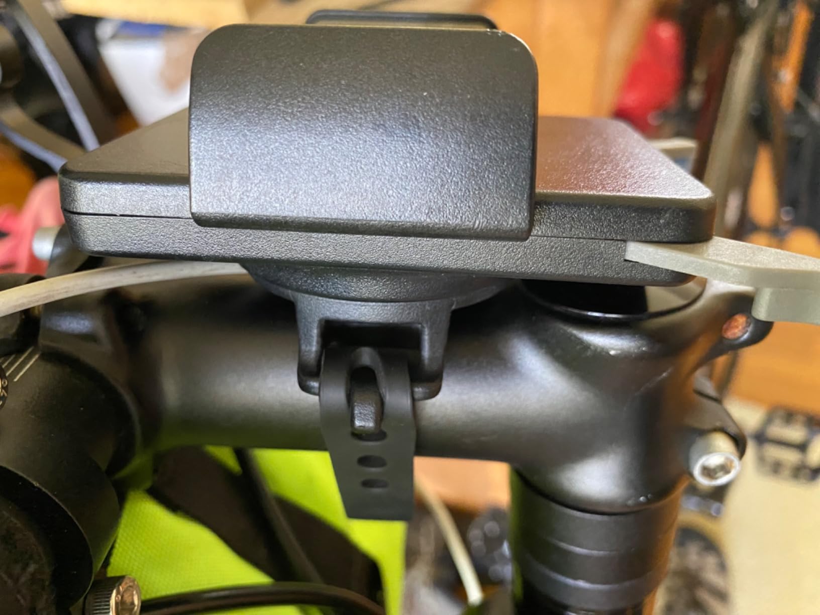 Nite Ize Squeeze Rotating Smartphone Bar Mount, Universal Bike Phone Holder for Bar or Stem customer photo 1