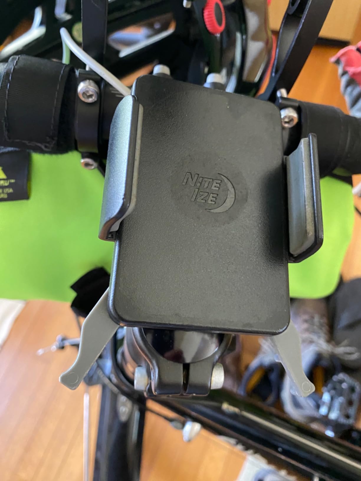 Nite Ize Squeeze Rotating Smartphone Bar Mount, Universal Bike Phone Holder for Bar or Stem customer photo 2