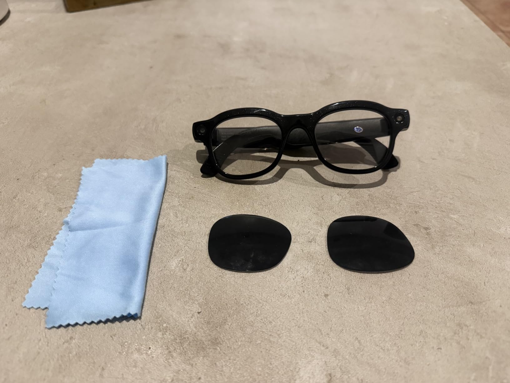 AI Smart Glasses with Camera 8MP, 4K Video, Bluetooth Ai Glasses, Wireless Charging, Real-Time Translation, Voice Assistant, Object Recognition - 3 Lenses customer photo 1