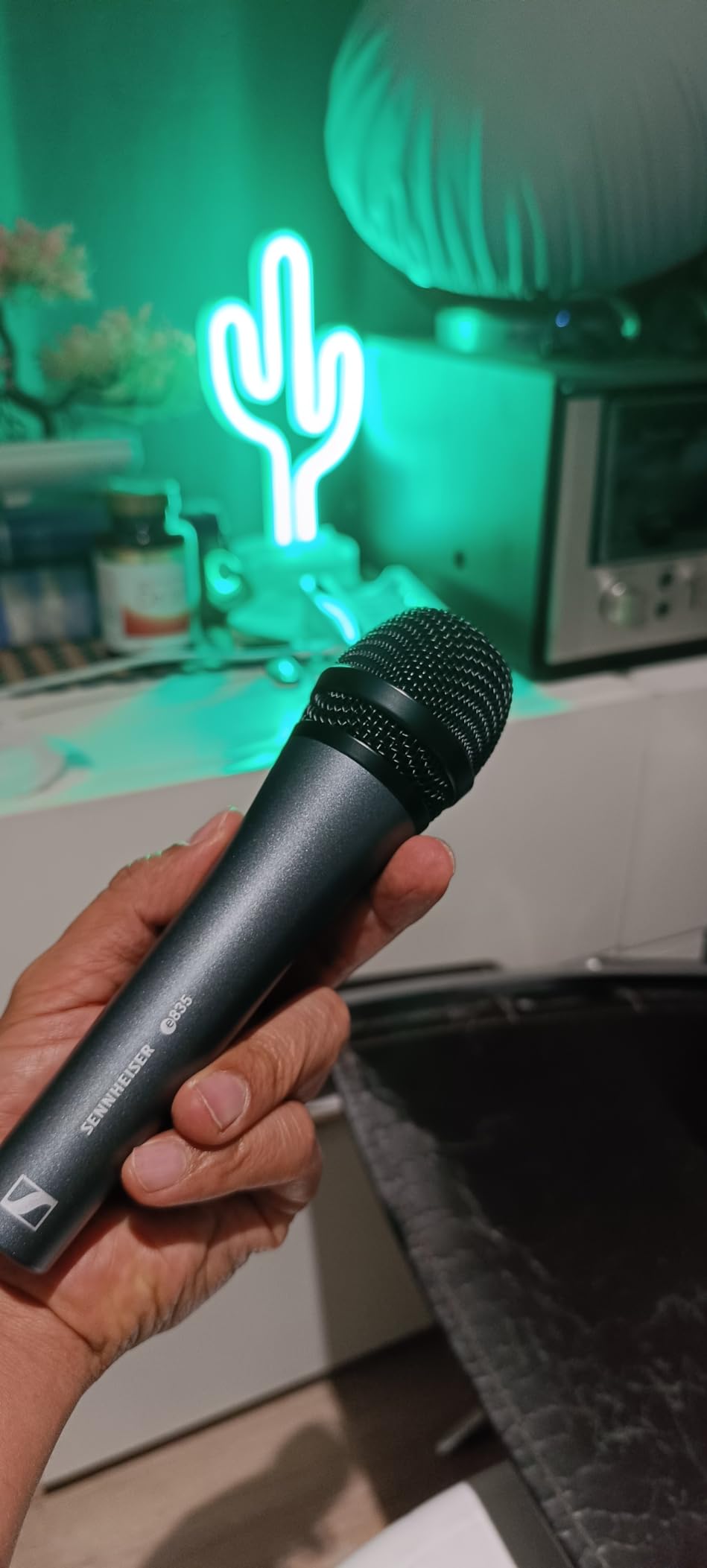 Sennheiser Professional E 835 Dynamic Cardioid Vocal Microphone | Cardioid dynamic microphone with XLR connector and MZQ 800 clip for vocals, stage performance and live sound customer photo 1