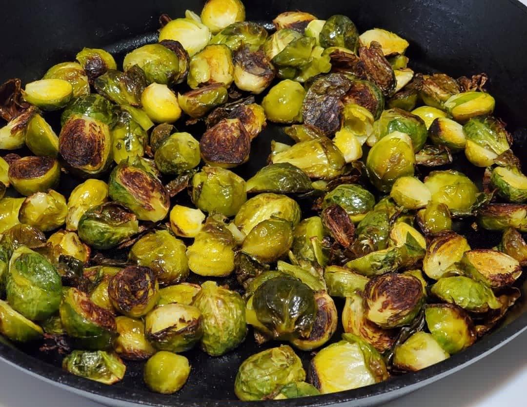 Lodge Pre-Seasoned Cast Iron Skillet, PFAS-Free, 10.25 Inches | Non-Toxic & Naturally Non-Stick Cast Iron Pan, Compatible with Oven, Stove, Grill & Campfire, Made in USA customer photo 2