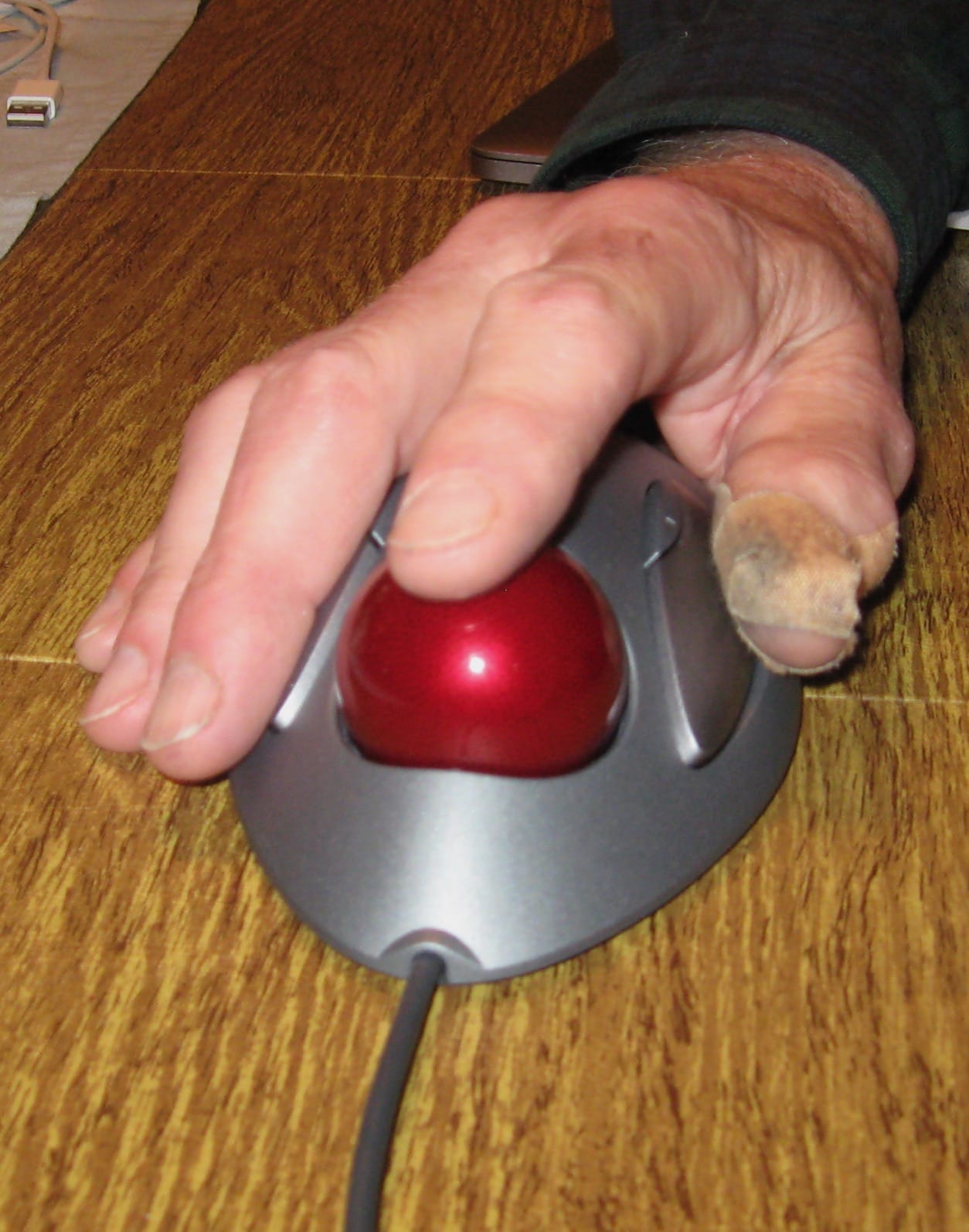 Logitech Trackman Marble Trackball Mouse - Wired USB Ergonomic Mouse for Computers, with 4 Programmable Buttons, Dark Gray customer photo 1