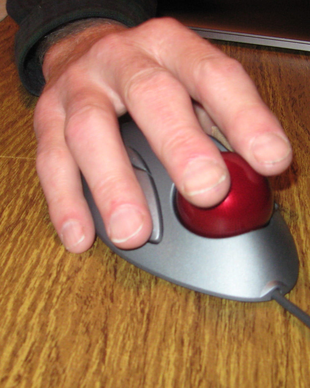 Logitech Trackman Marble Trackball Mouse - Wired USB Ergonomic Mouse for Computers, with 4 Programmable Buttons, Dark Gray customer photo 2