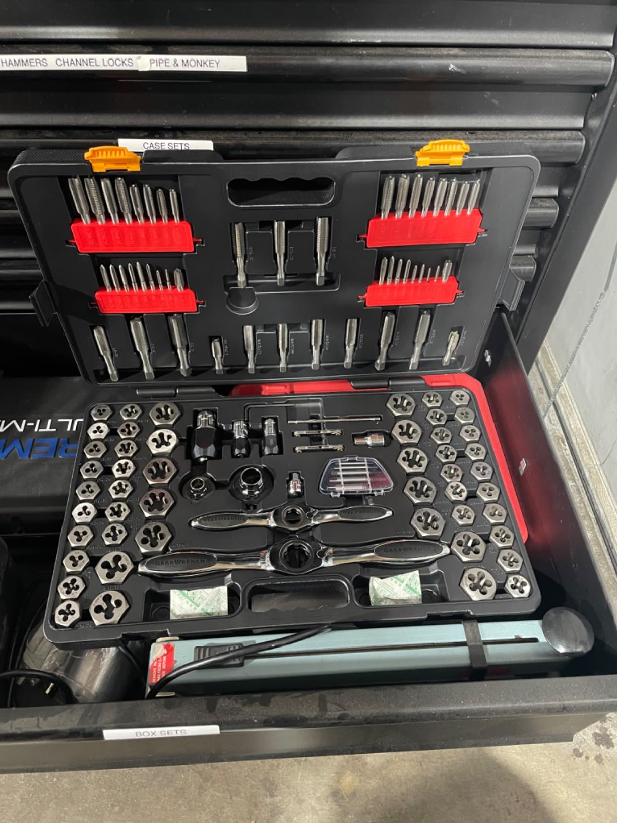 GEARWRENCH 114 Piece Ratcheting Tap and Die Set | SAE & Metric | 82812 customer photo 2