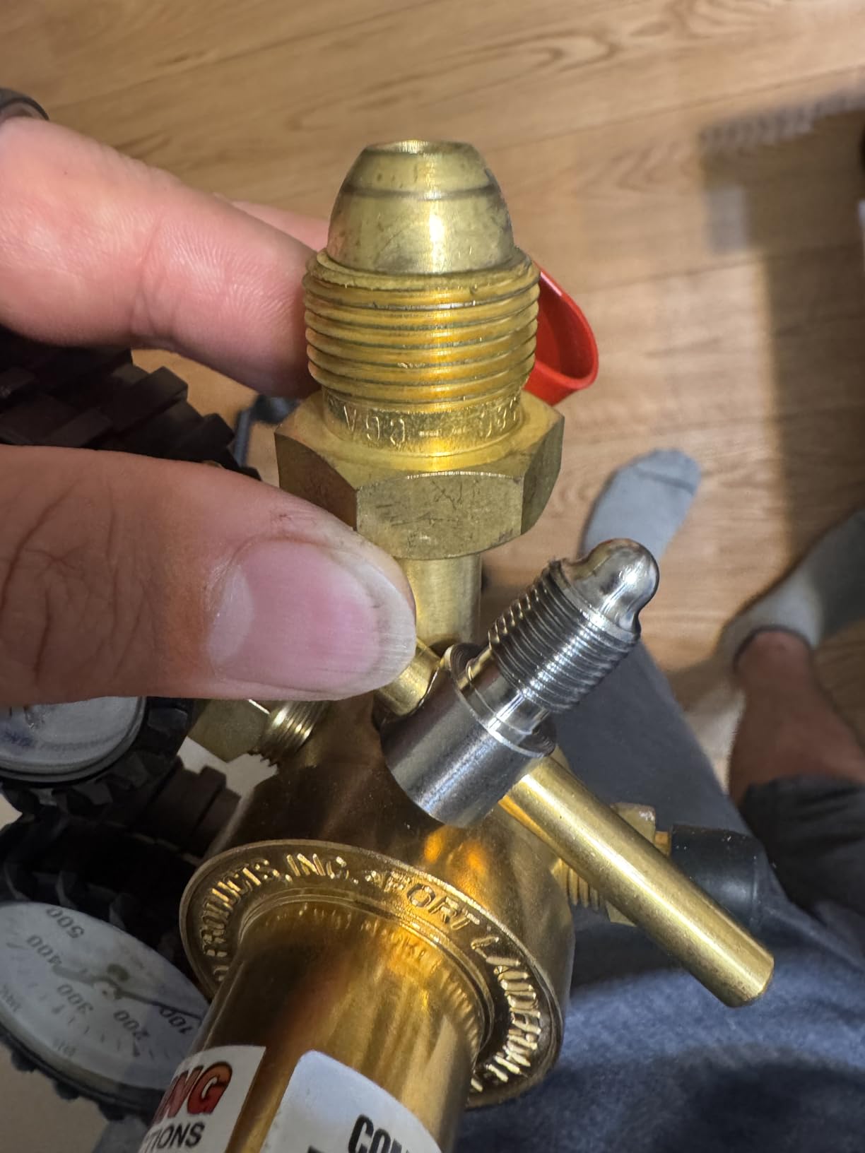 Uniweld RHP400 Nitrogen Regulator with 0-400 PSI Delivery Pressure, CGA580 Inlet Connection and 1/4-Inch Male Flare Outlet Connection customer photo 1
