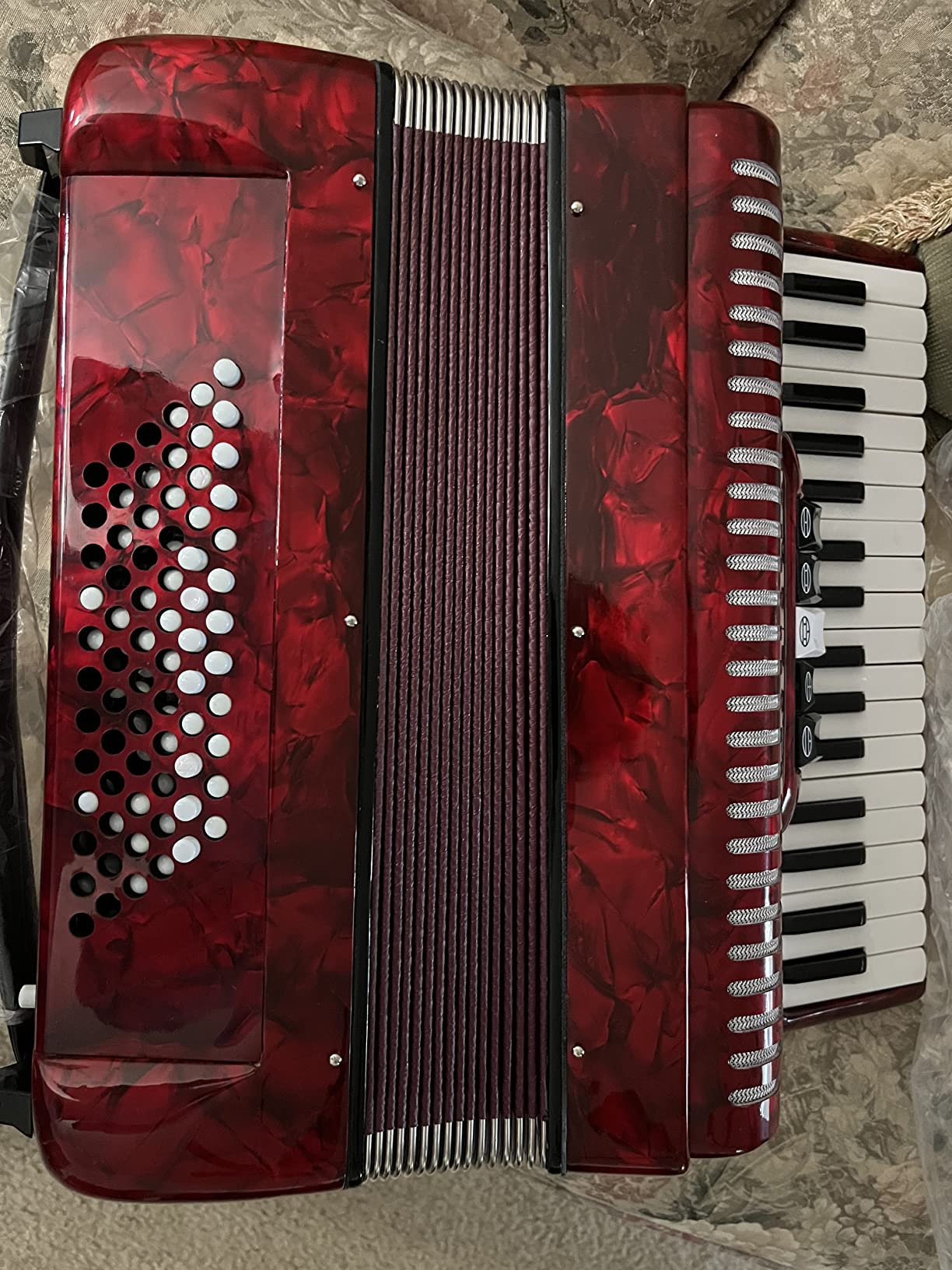 Hohner Accordions 1305-RED 72 Bass Entry Level Piano Accordion, Red customer photo 1