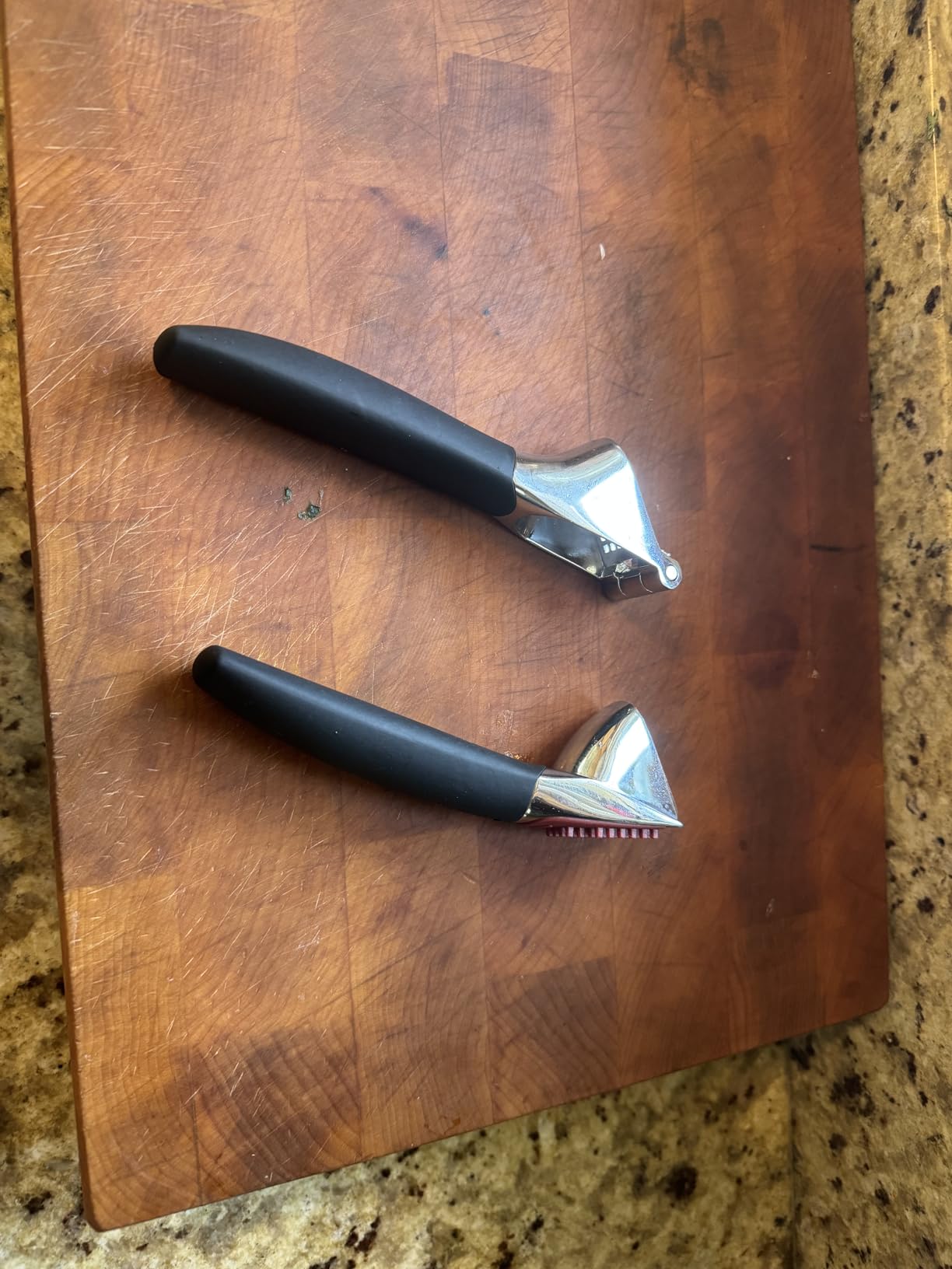 OXO Good Grips Garlic Press, Easy to squeeze & Self Cleaning Tool, Black | Garlic Crusher for Unpeeled Cloves, Soft Non-Slip Handle, Die-Cast Zinc for Durability, Built-in Cleaner, Dishwasher safe customer photo 1