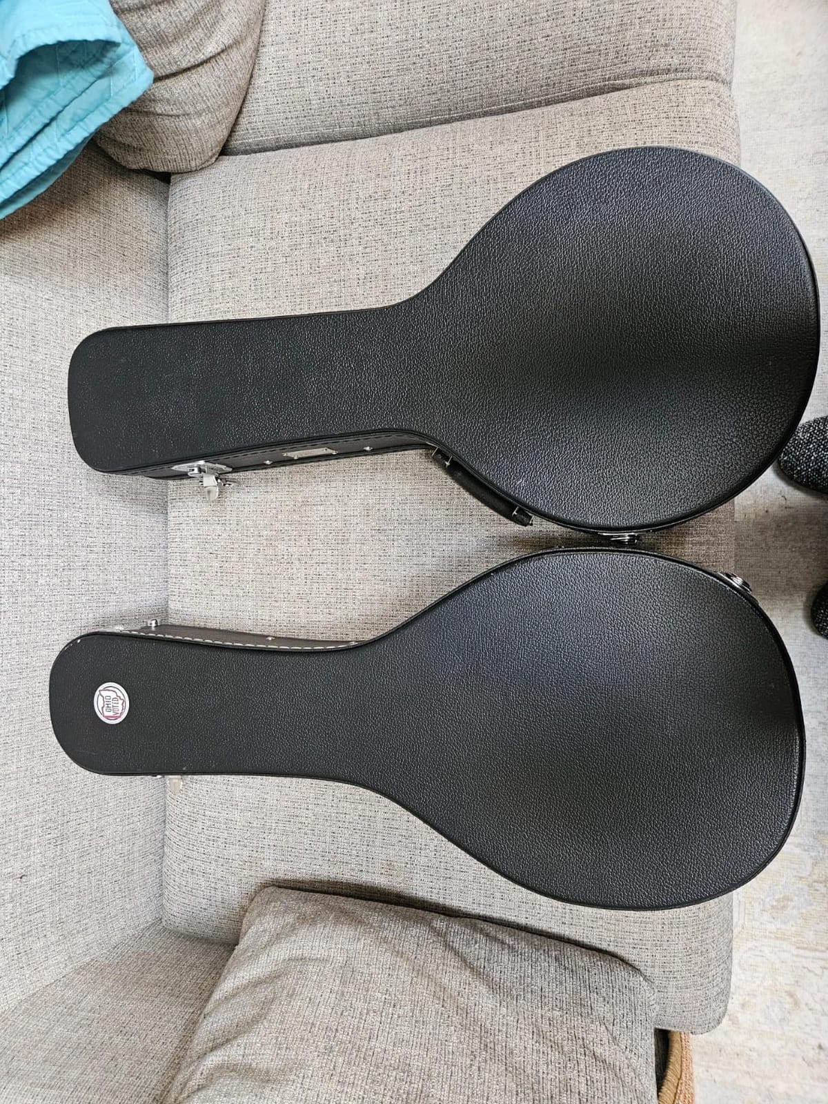Gearlux A-Style Mandolin Hard Case with Exterior Lock and Key, Interior Accessory Compartment, and Plush Foam Interior Padding - Black customer photo 1