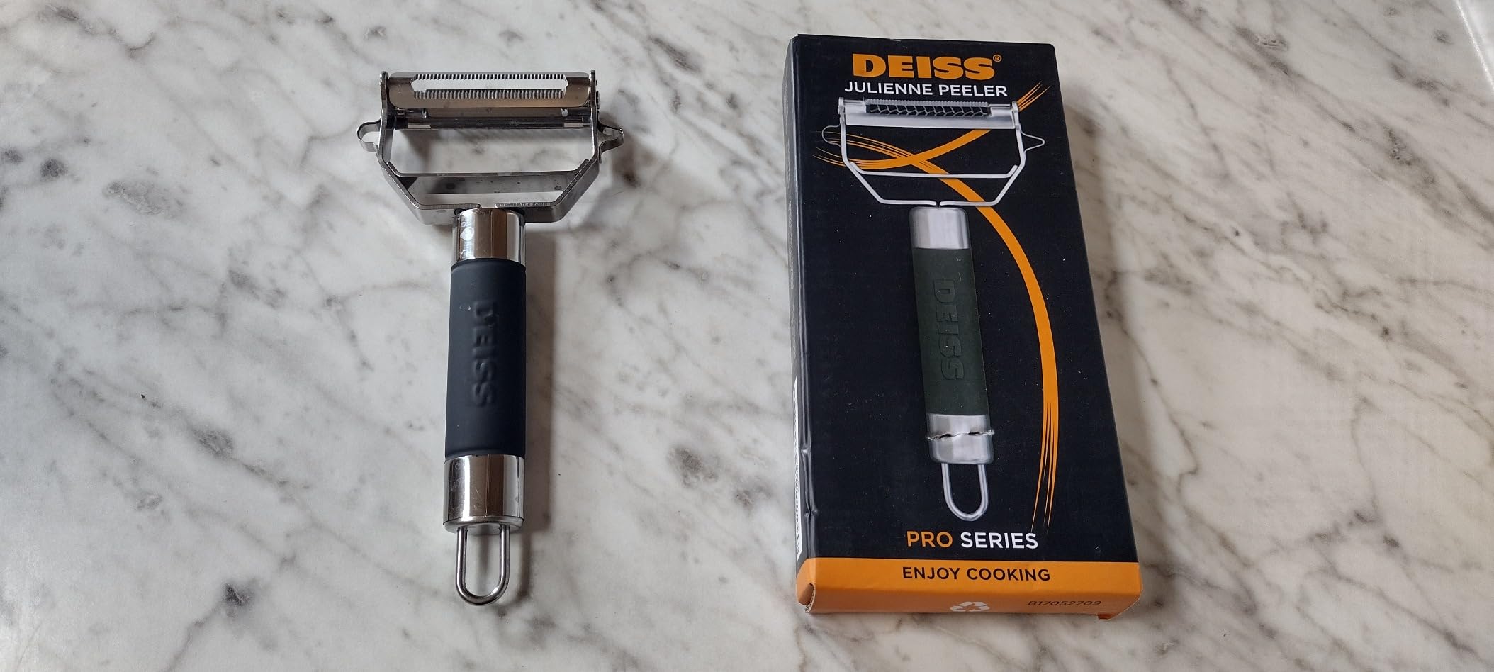 Deiss PRO Dual Julienne Peeler & Vegetable Peeler - Non-slip Handle - Apple Peeler & Potato Peeler, Orange Peeler, Zoodles Maker - Y Peeler, Veggie Peeler for Making Delicious Veggie Noodles customer photo 1