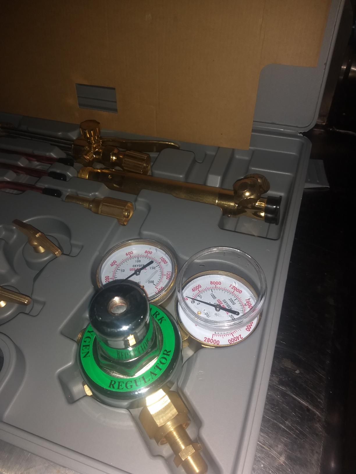 XtremepowerUS Oxygen & Acetylene Welding Brazing Cutting Torch Kit Gas with 3 Nozzle 11.5' ft Hose Gauge Regulator Set customer photo 1