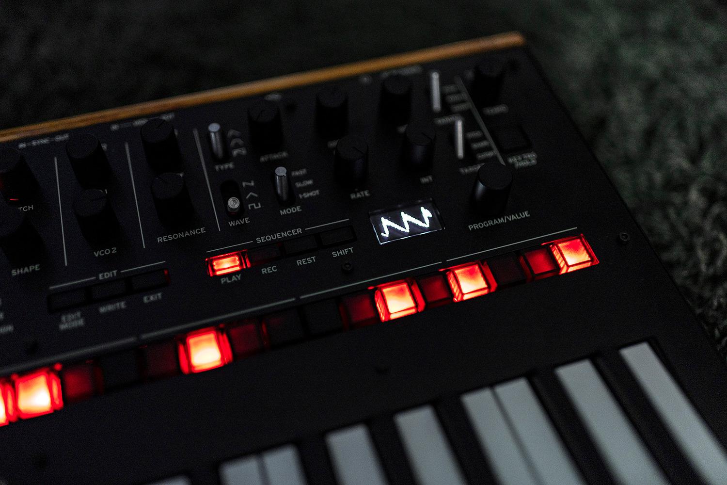 Korg monologue Monophonic Analog Synthesizer w/ 16-step Sequencer - Black customer photo 1