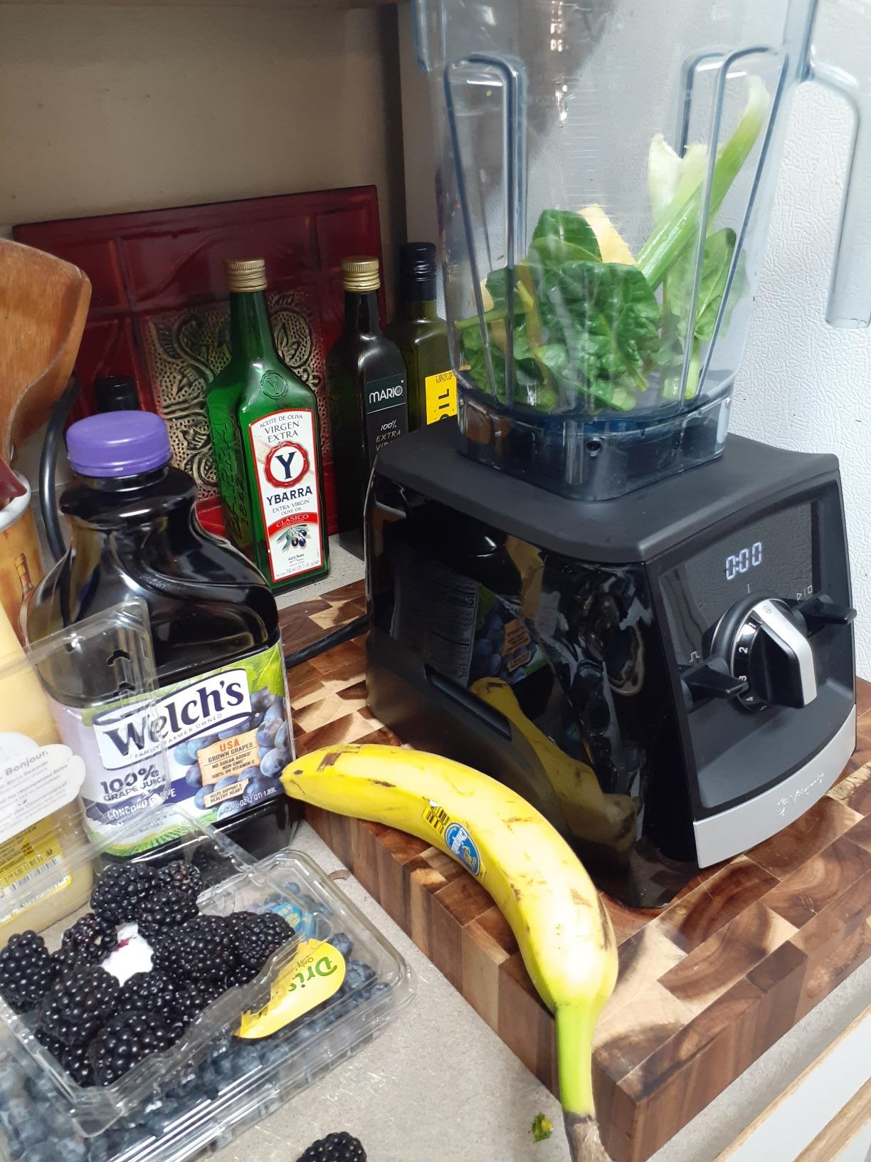 Vitamix A2300 Ascent Series Smart Blender, Professional-Grade, 64 oz. Low-Profile Container, White customer photo 2