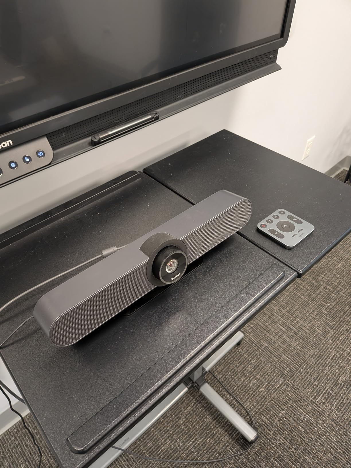 Logitech MeetUp Video Conferencing System 4K 3 Microphones - Black | 1080p/720p, 3 microphones, adjustable speakers, wide field of view 120 degrees, PC/Mac/laptop/MacBook/tablet compatible customer photo 1