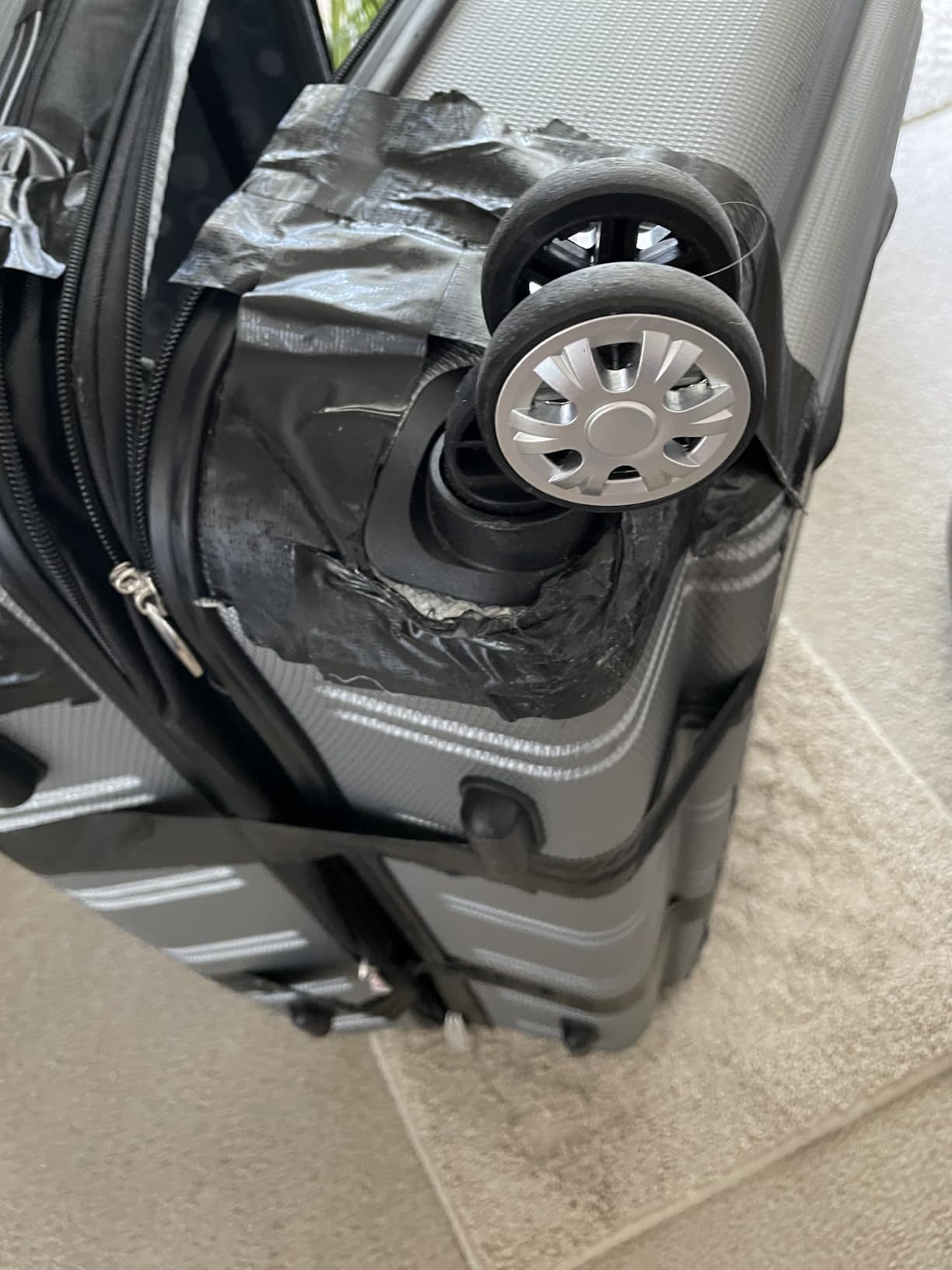 Rockland Melbourne Hardside Expandable Spinner Wheel Luggage, Mint, Checked Large 28