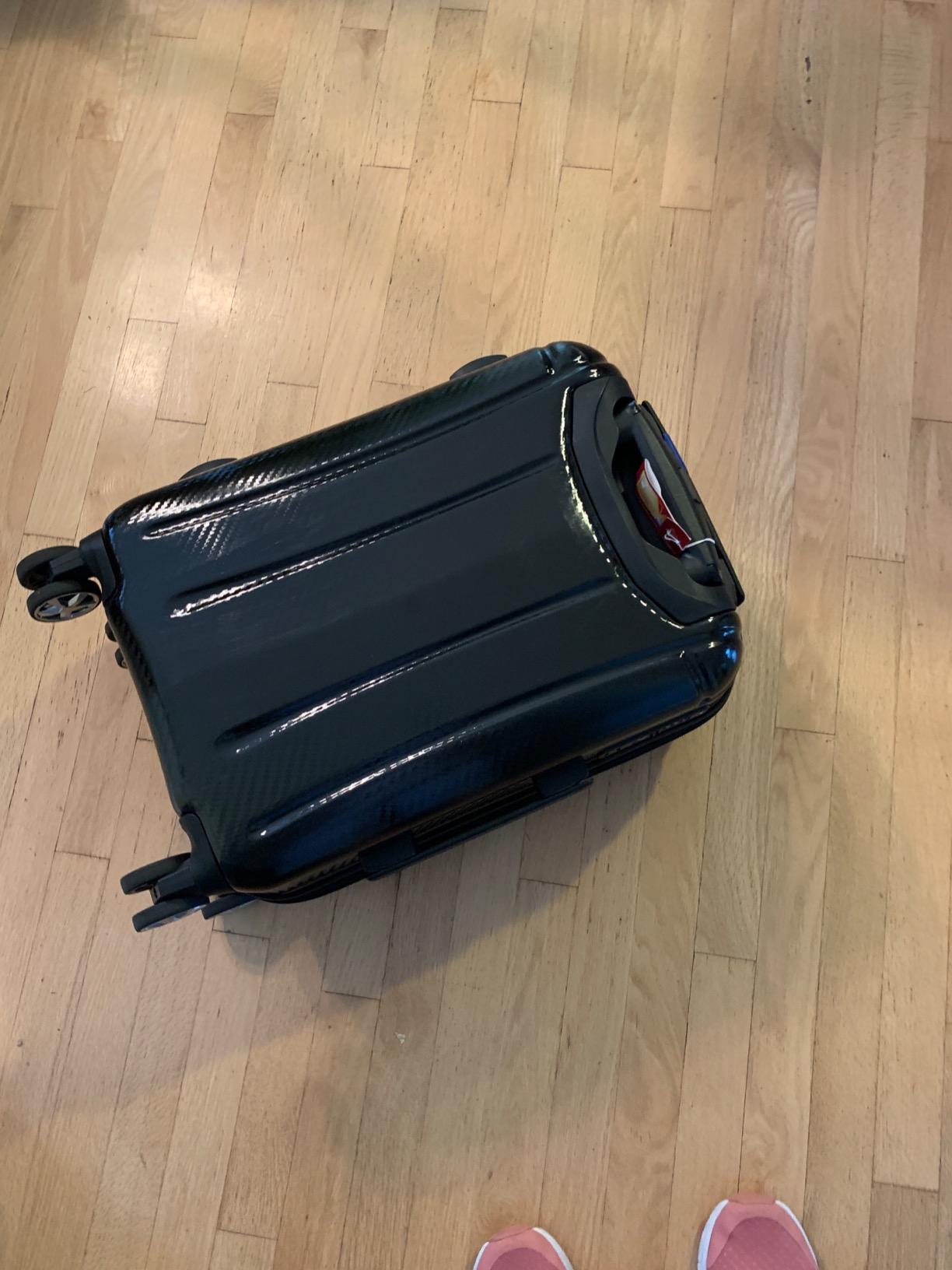 Amazon Basics 30-Inch Hardside Checked Spinner Luggage With TSA Lock, Lightweight Expandable Suitcase, Scratch-Resistant Surface, 8 Multi-directional Wheels, Black customer photo 1