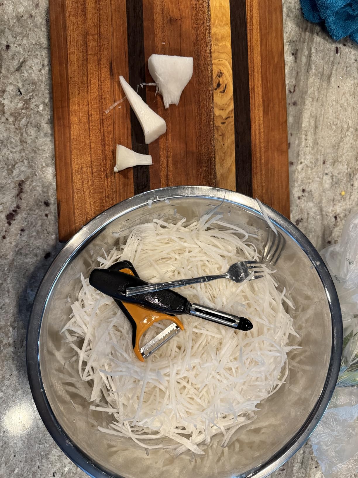 OXO Good Grips Julienne Prep Peeler | Compact and compact design for total control, non-slip handle for comfortable peeling customer photo 1