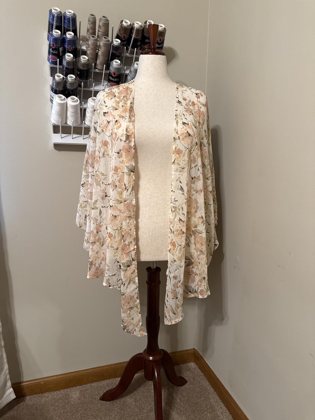 Bonnlo Upgraded Female Dress Form, Mannequin Torse Body with Adjustable Rubber Wood Stand for Dress Jewelry Display (White, 6-8) customer photo 2
