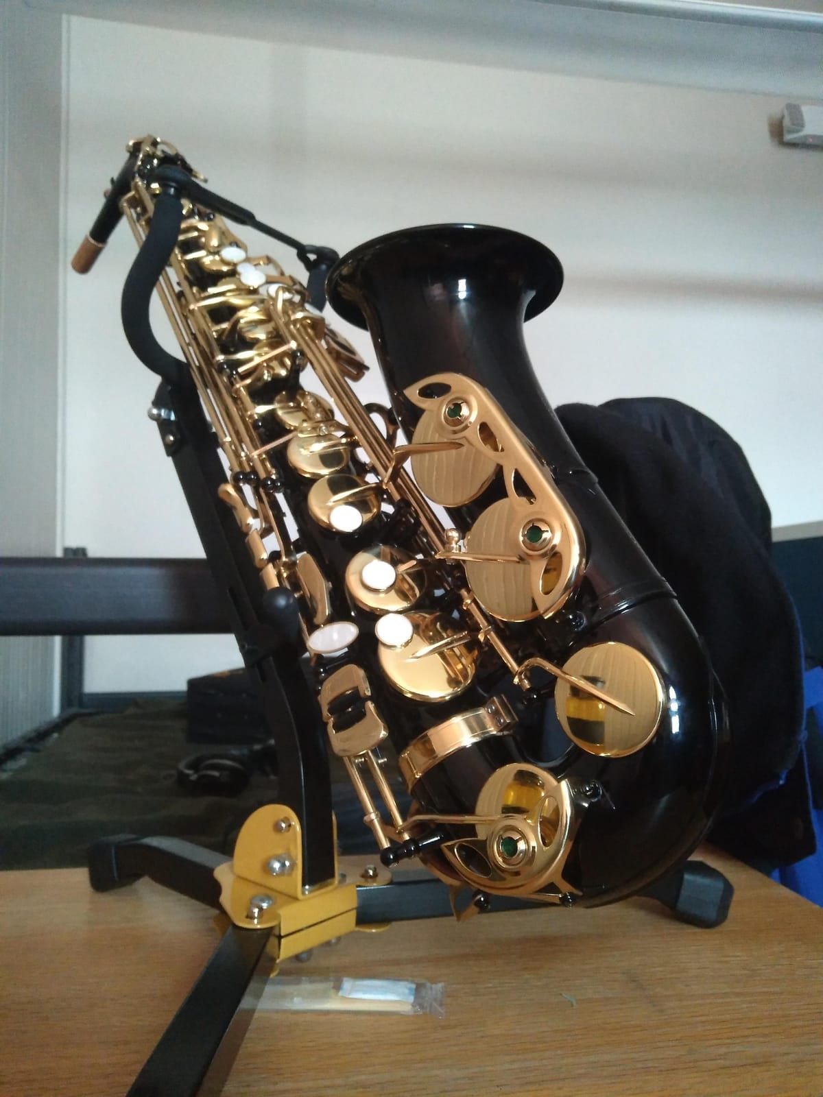 Glarry Student Alto Eb E-flat SAX Saxophone Gold Lacquer SAX Beginners Kit with Case, Reeds, Mouth Piece, Soft Cleaning Cloth and Rod, Gloves (Black) customer photo 2